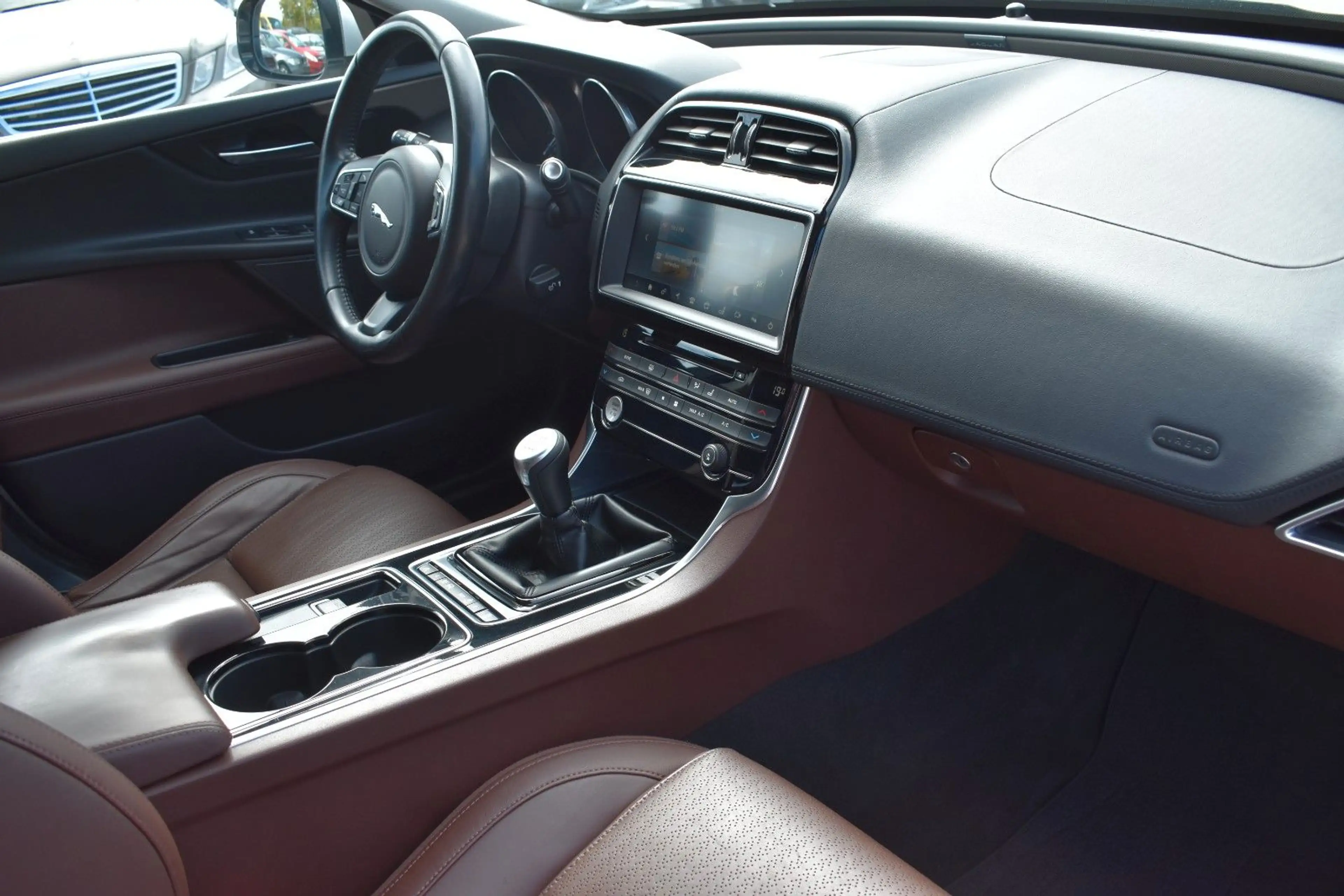 Jaguar XE Portfolio Kamera/Meridian Sound/Schiebedach — photo 7