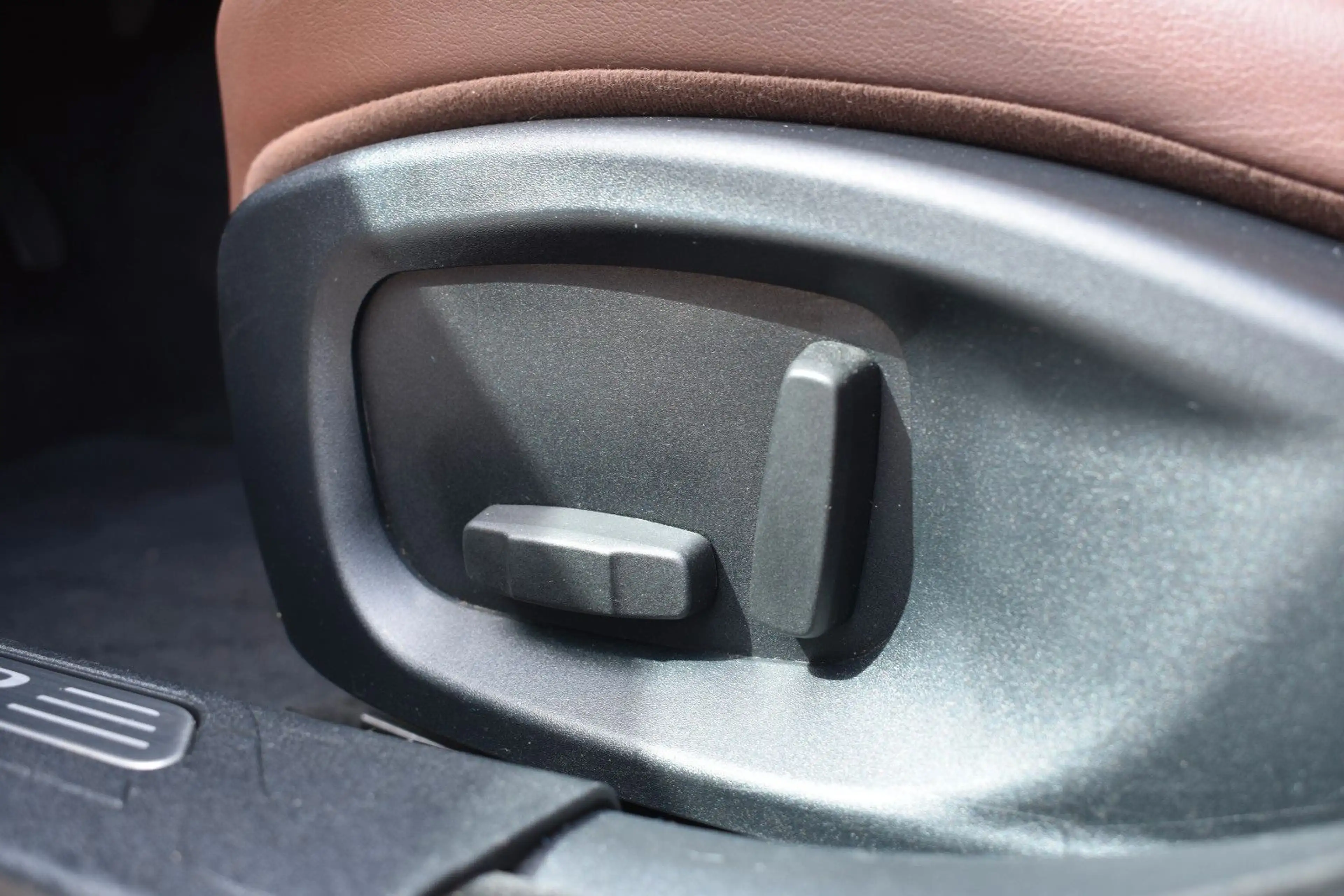 Jaguar XE Portfolio Kamera/Meridian Sound/Schiebedach — photo 14