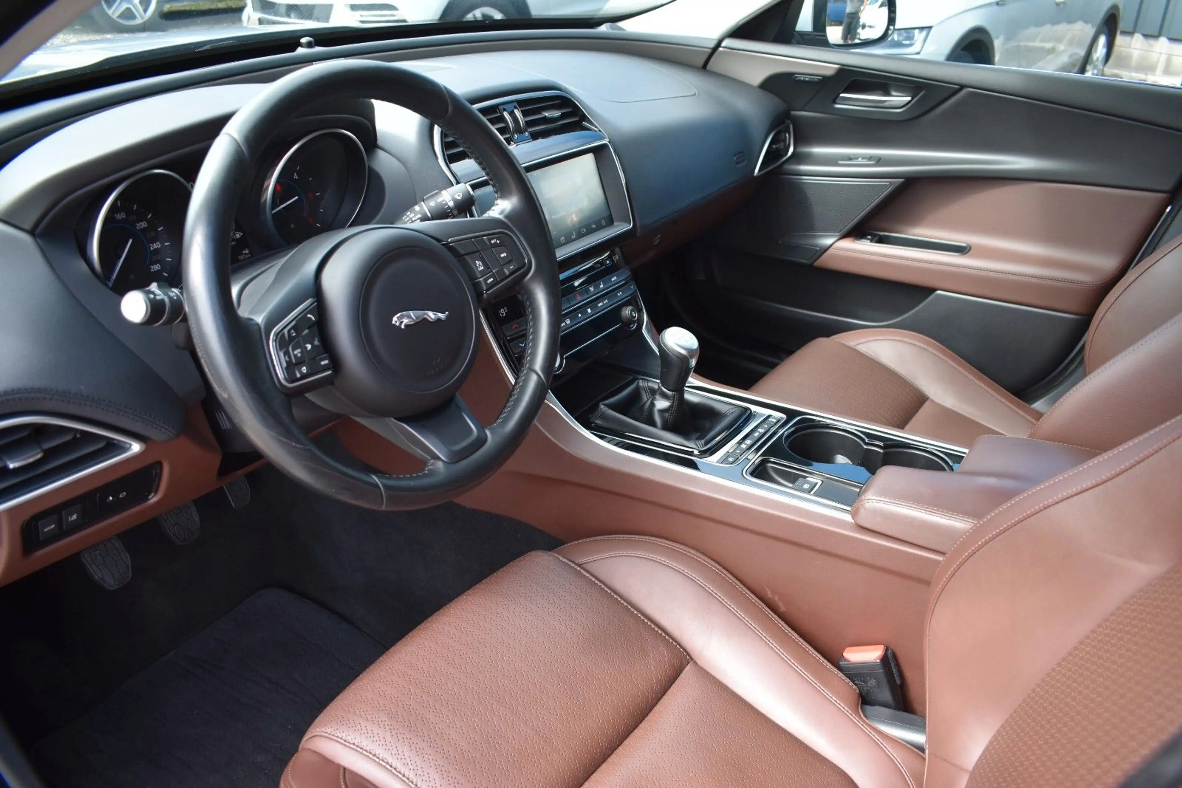 Jaguar XE Portfolio Kamera/Meridian Sound/Schiebedach — photo 8