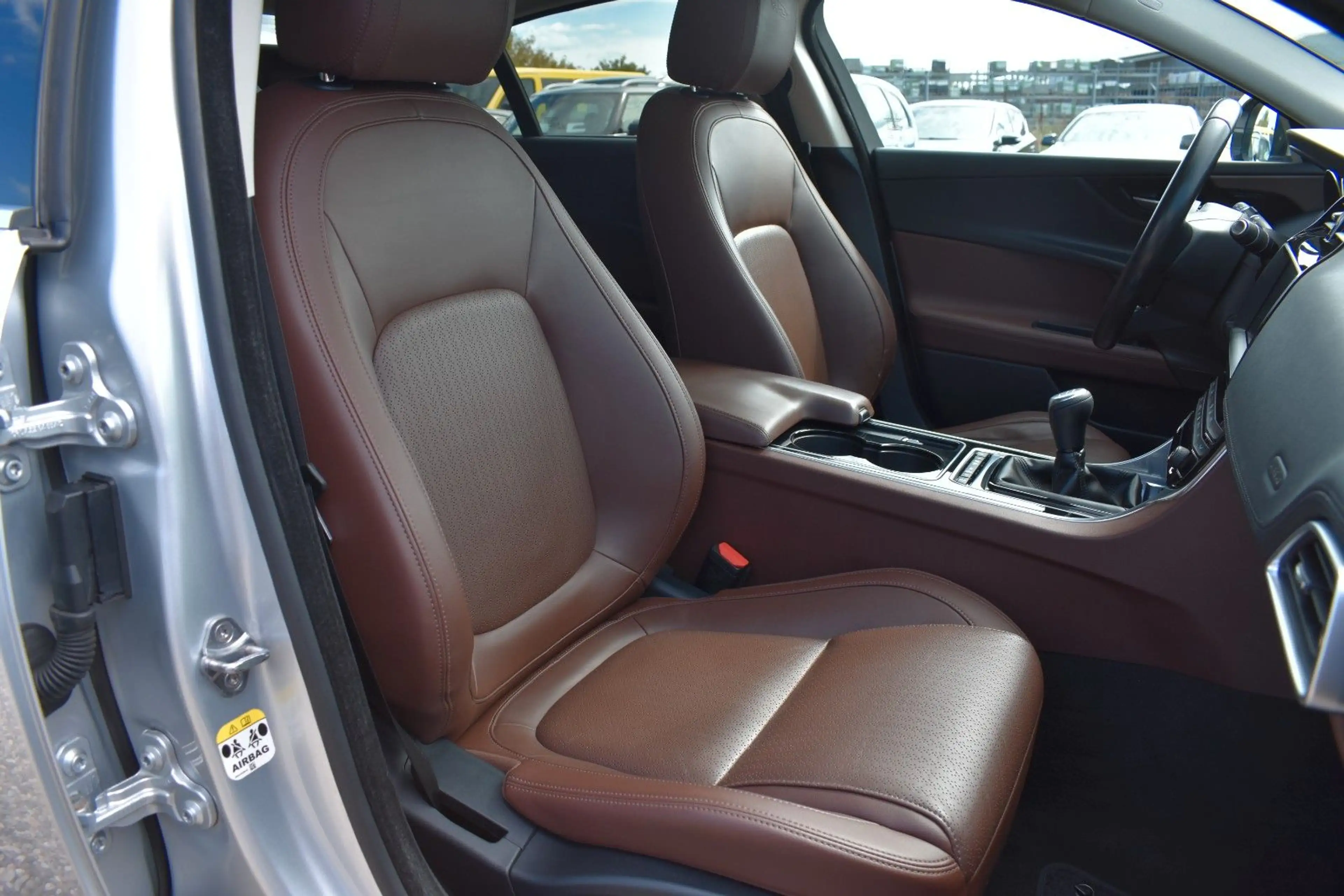 Jaguar XE Portfolio Kamera/Meridian Sound/Schiebedach — photo 12