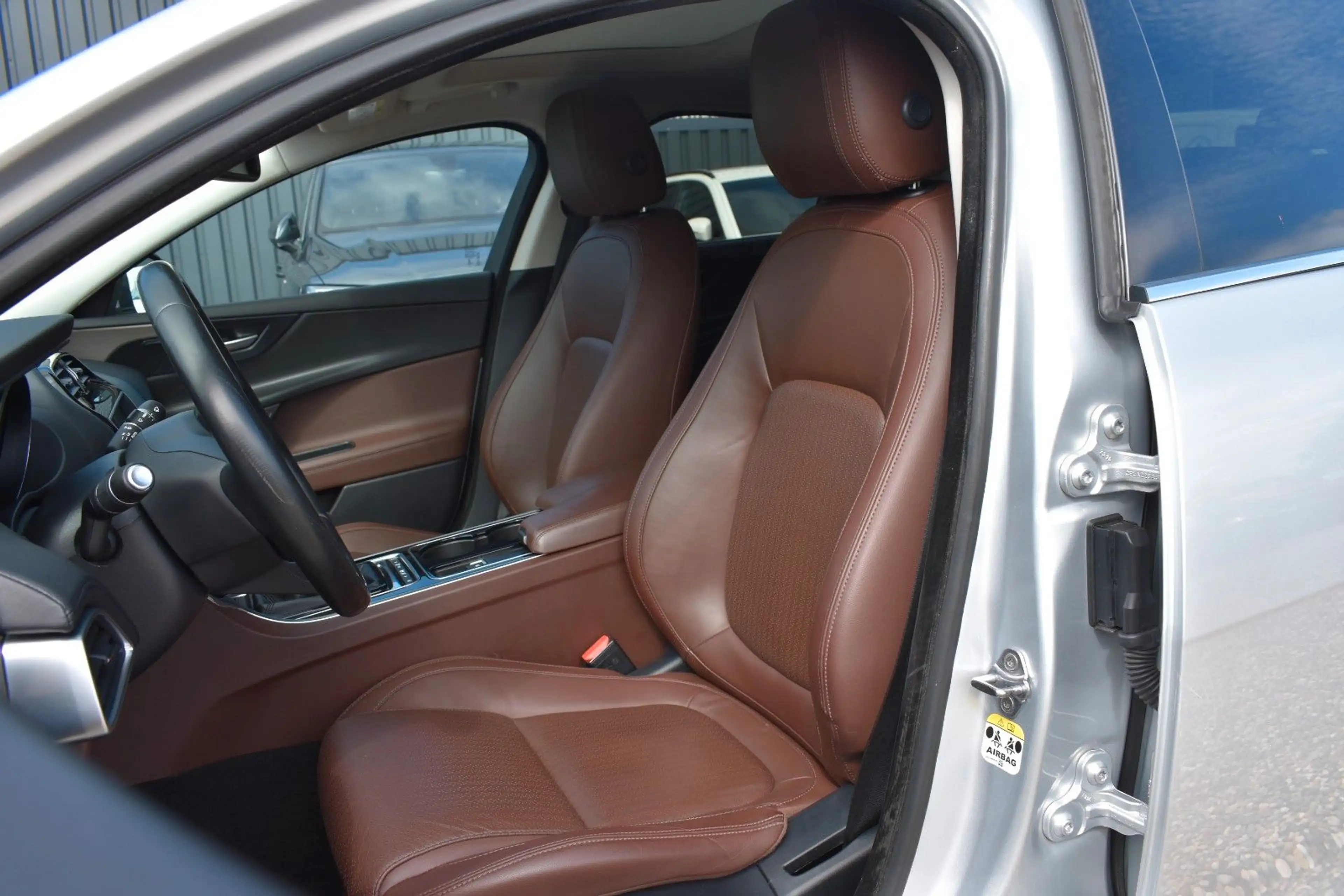 Jaguar XE Portfolio Kamera/Meridian Sound/Schiebedach — photo 13
