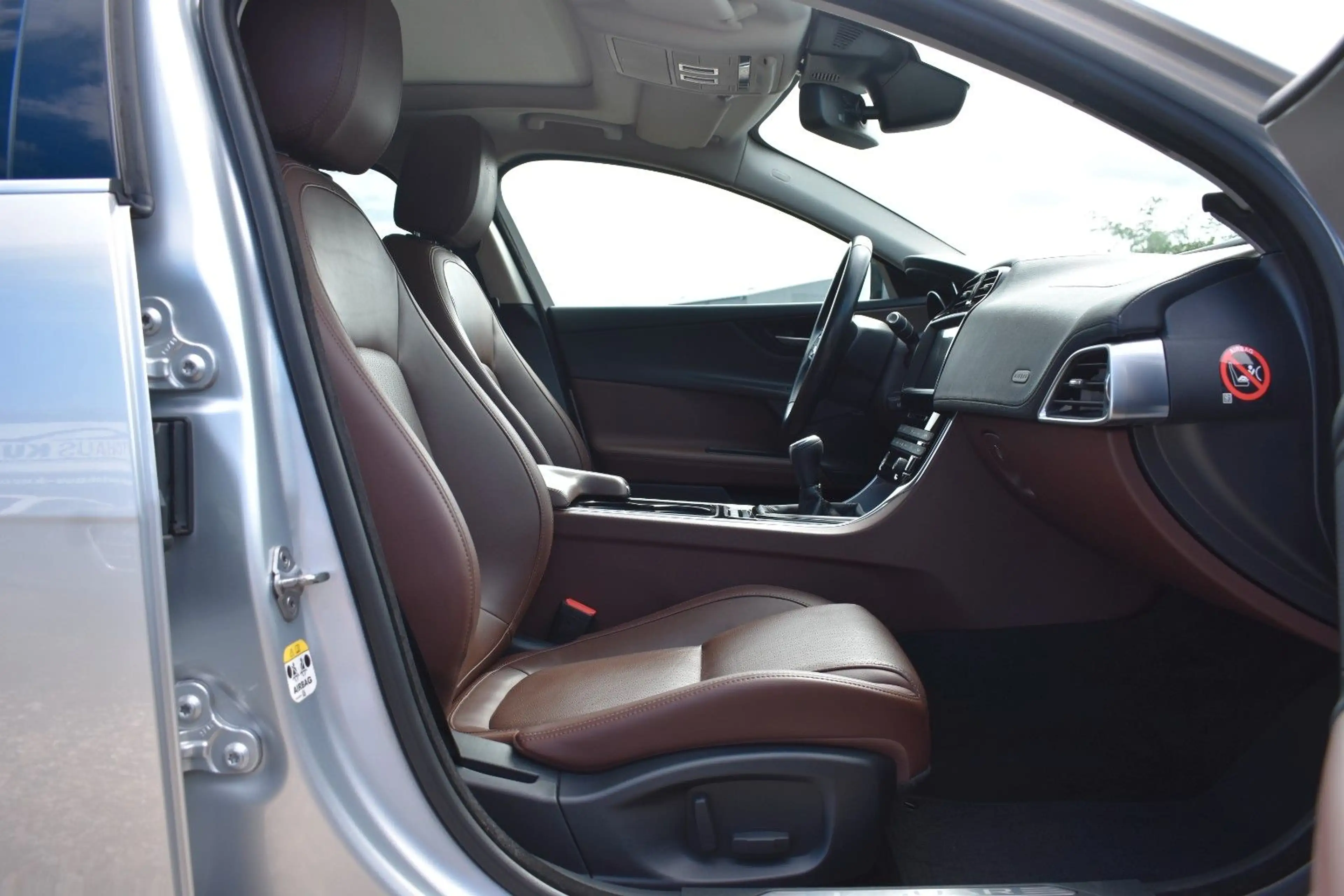 Jaguar XE Portfolio Kamera/Meridian Sound/Schiebedach — photo 10