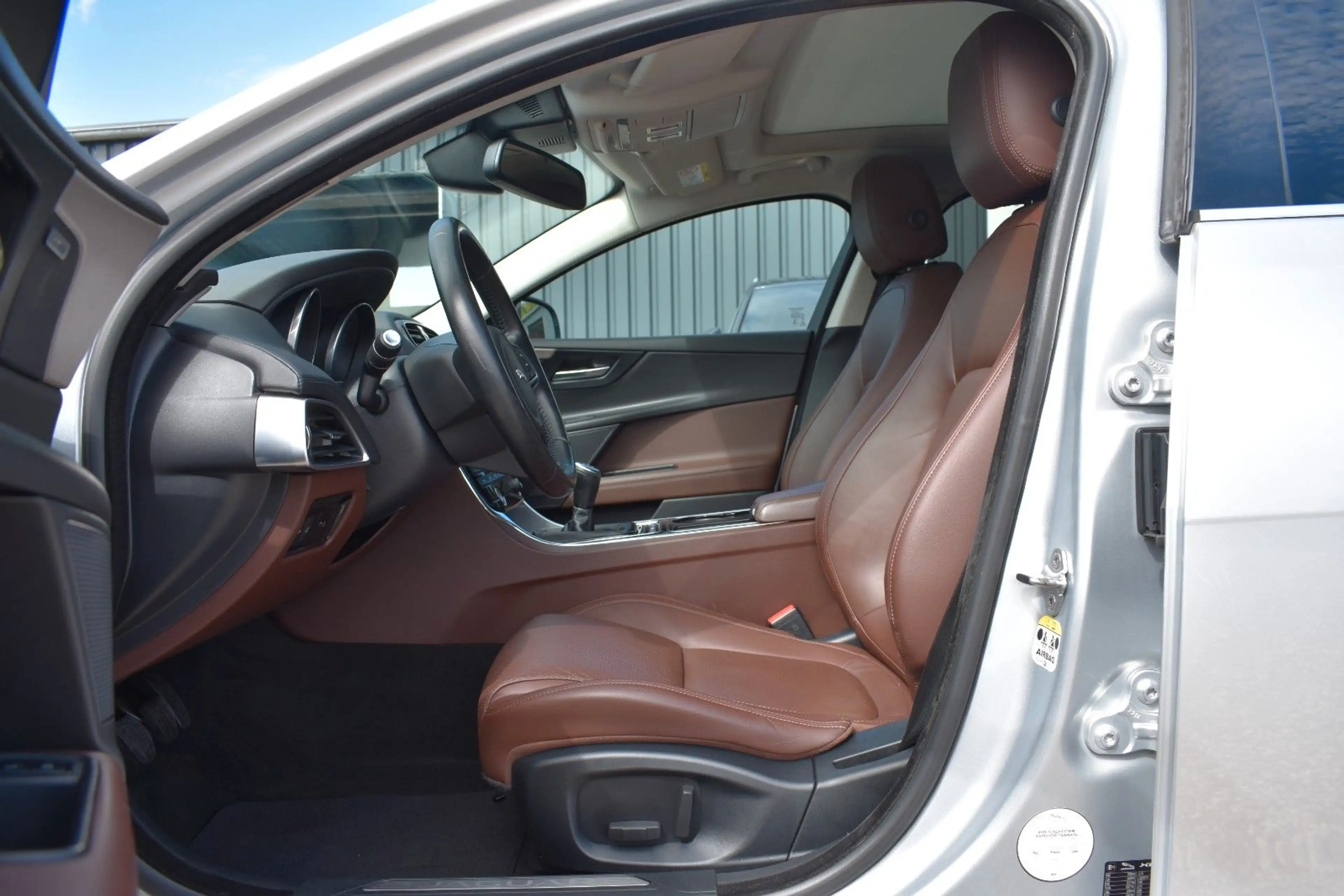Jaguar XE Portfolio Kamera/Meridian Sound/Schiebedach — photo 11