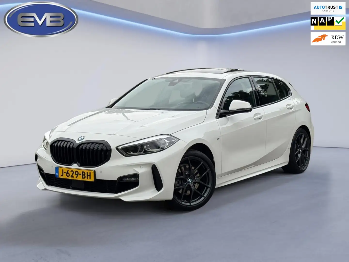 BMW 118 1-serie 118i M- sport pakket, panoramadak, vele op Wit - 1