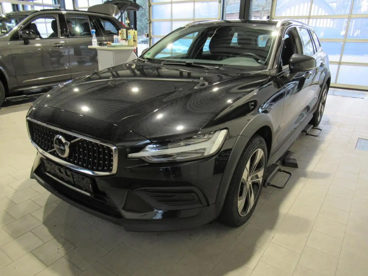 Volvo V60 Cross Country B4 AWD Plus+WINTERPAK+RFK+ Noir - 2