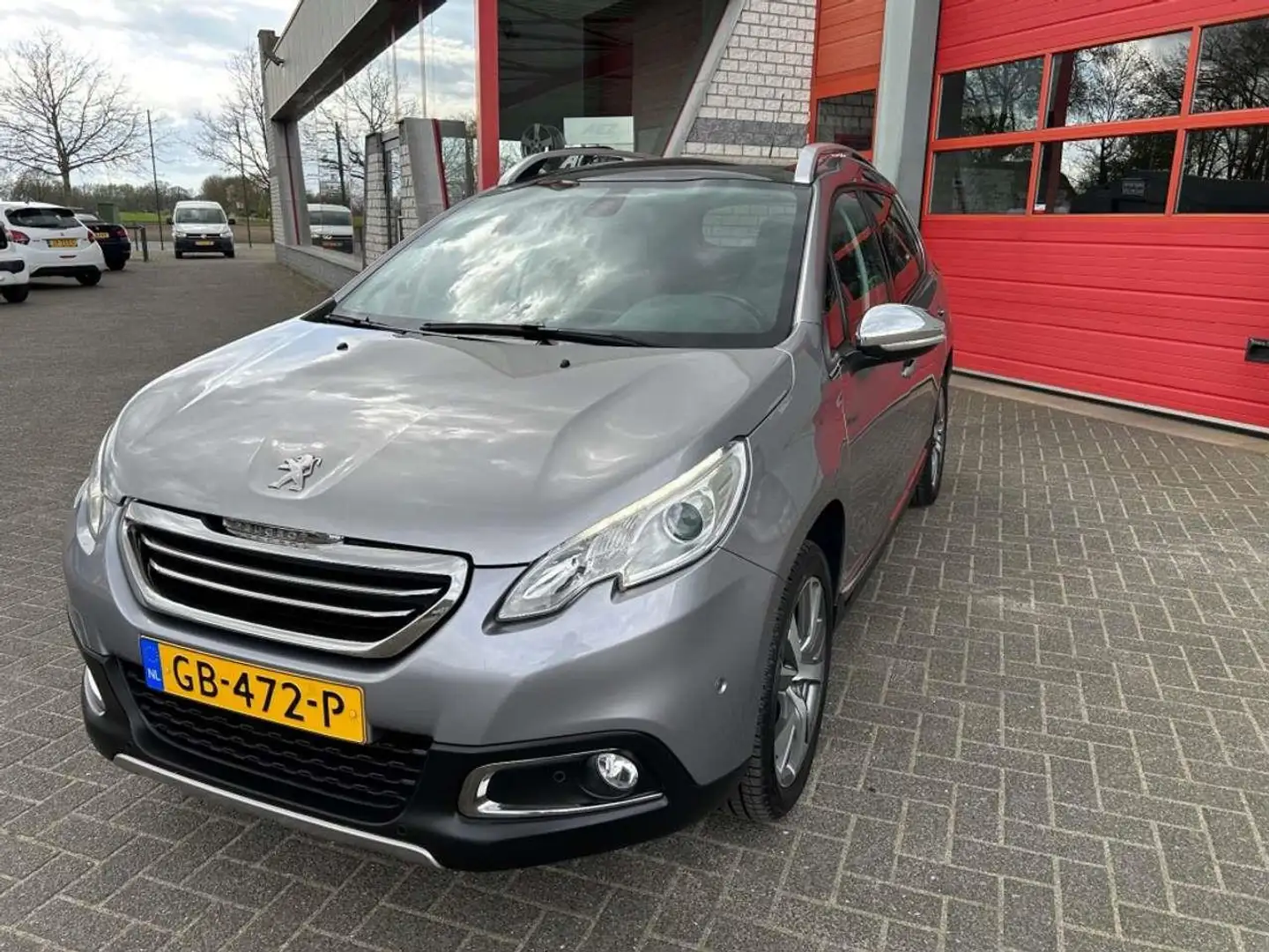 Peugeot 2008 1.2 PureTech Allure Grijs - 1