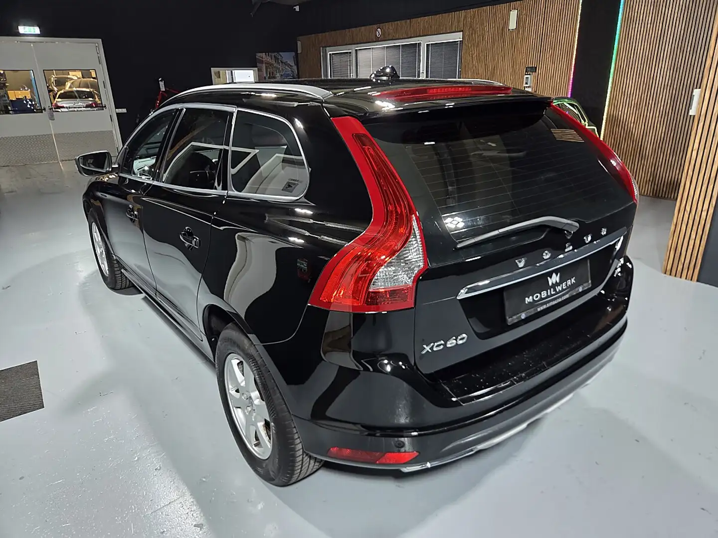 Volvo XC60 D4 Kinetic AWD Geartronic * 1 Besitz * Schwarz - 1