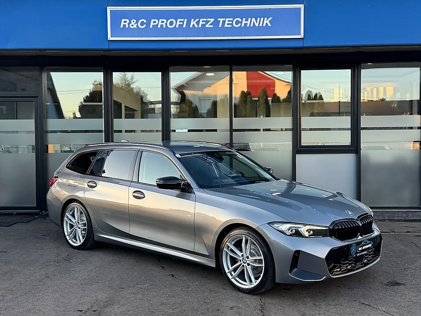 BMW 318 d 48 V Touring Aut. M Sport Grau - 1