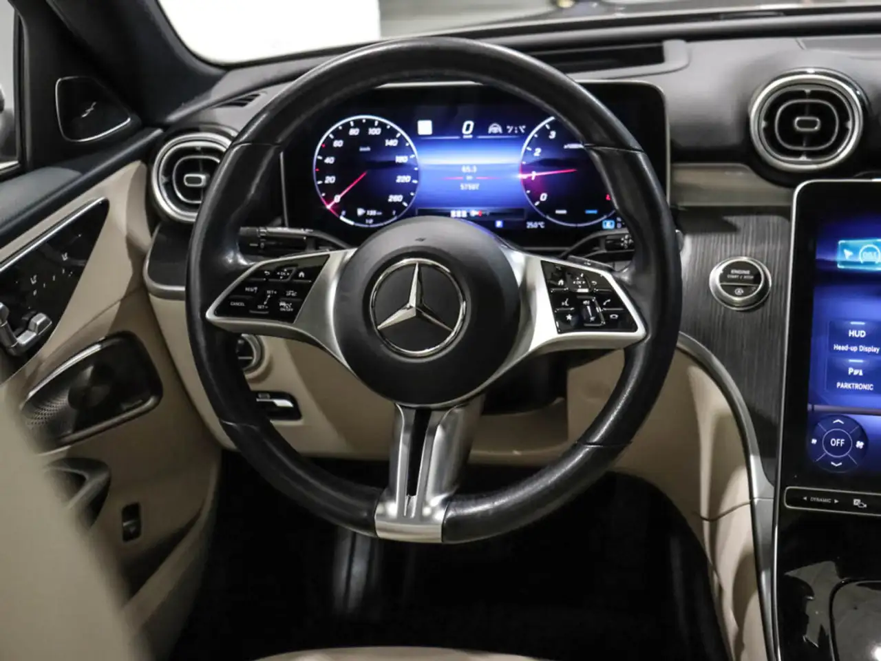 Mercedes-Benz C-Class снимка Mercedes-Benz C-Class