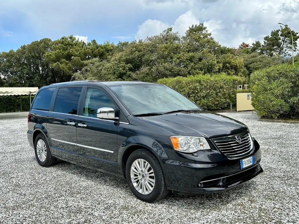 Lancia Voyager 2014 из Европы — купить под ключ