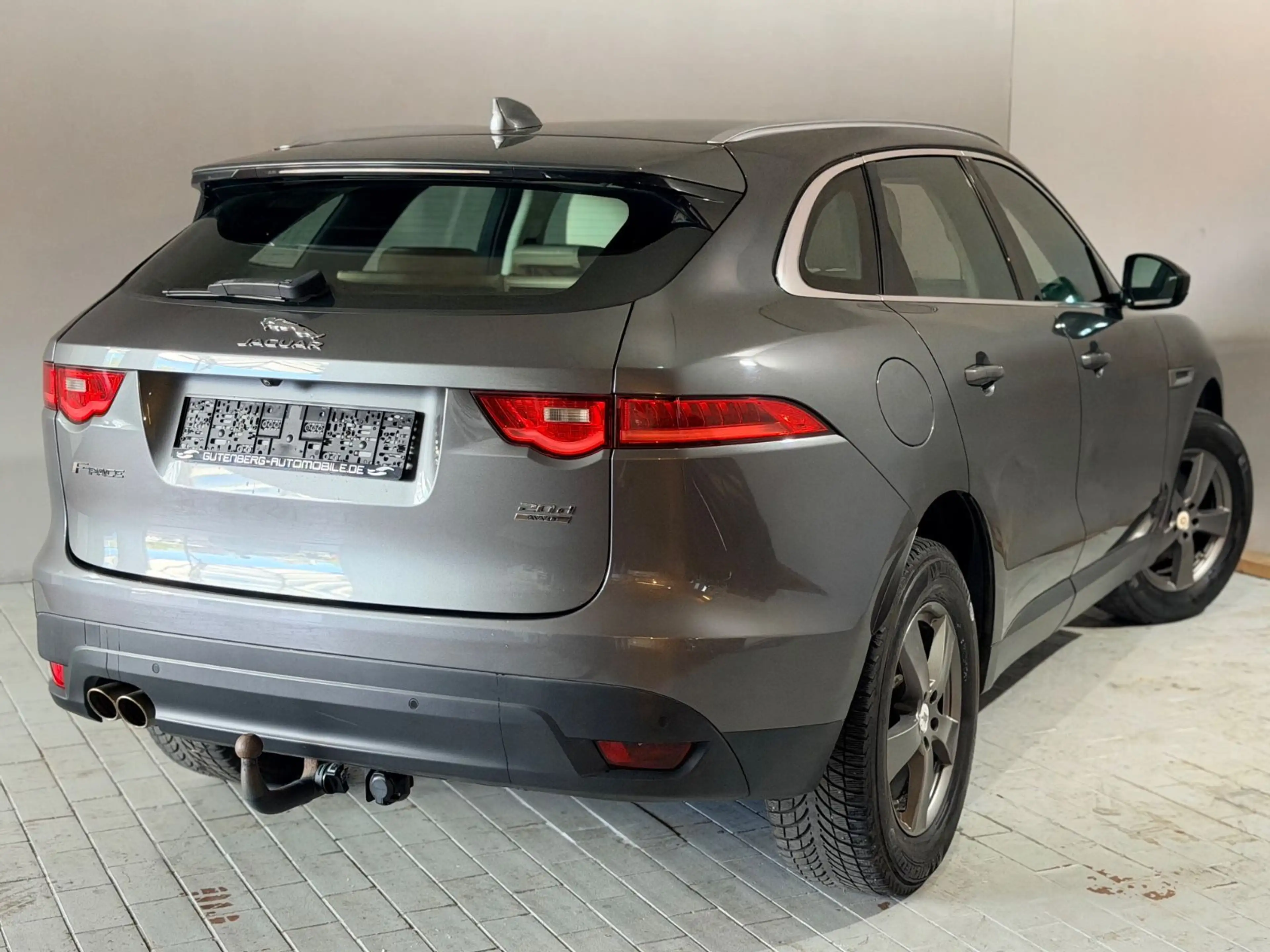 Jaguar F-Pace Allrad Panorama Kamera Meridian Sound — photo 11