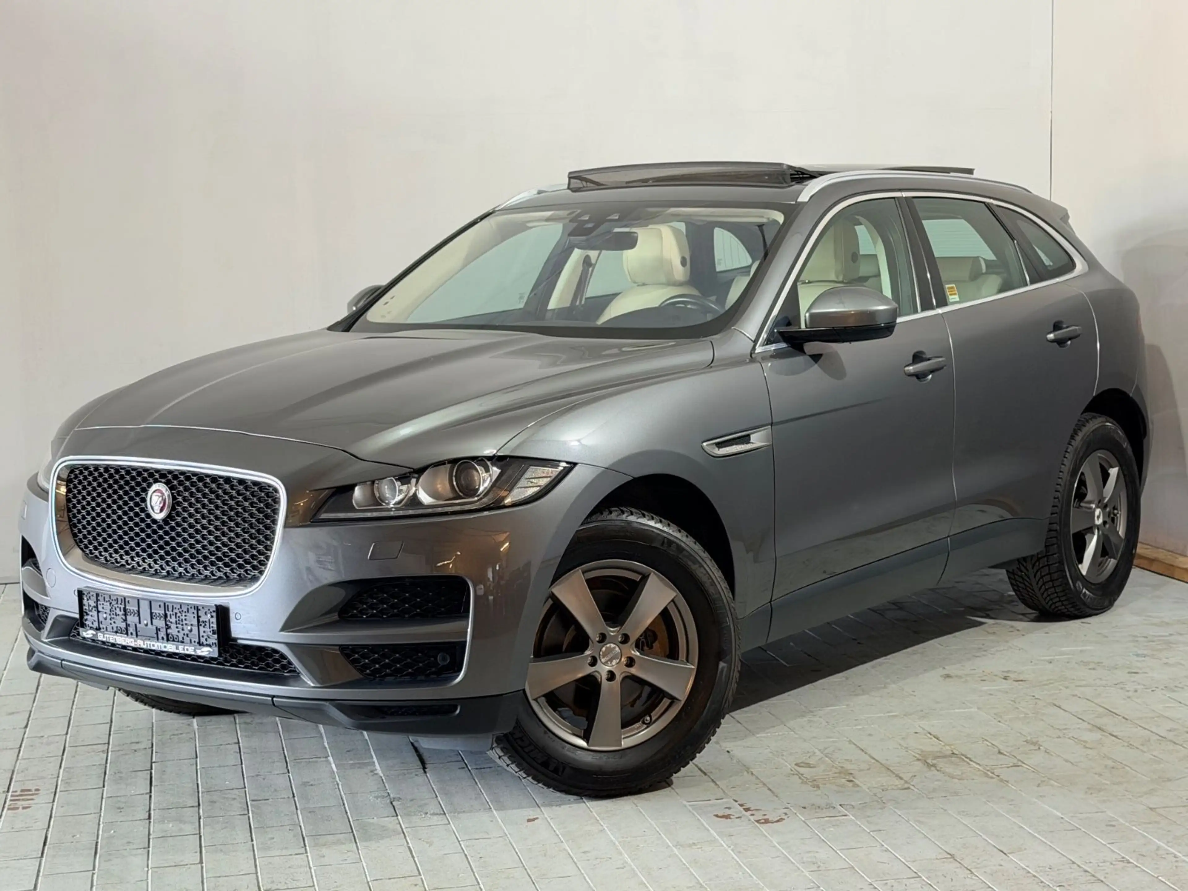 Jaguar F-Pace Allrad Panorama Kamera Meridian Sound — photo 2