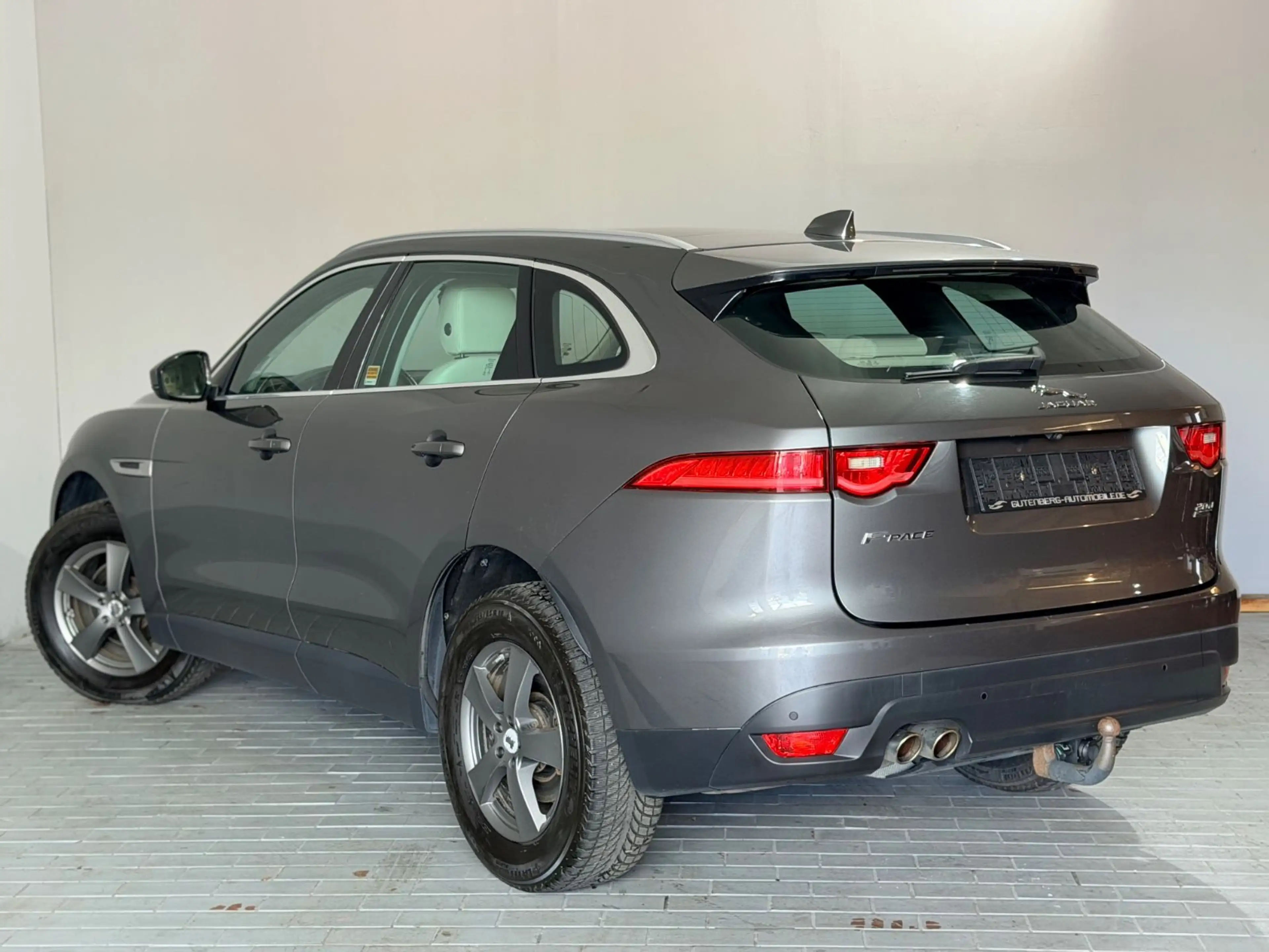 Jaguar F-Pace Allrad Panorama Kamera Meridian Sound — photo 10