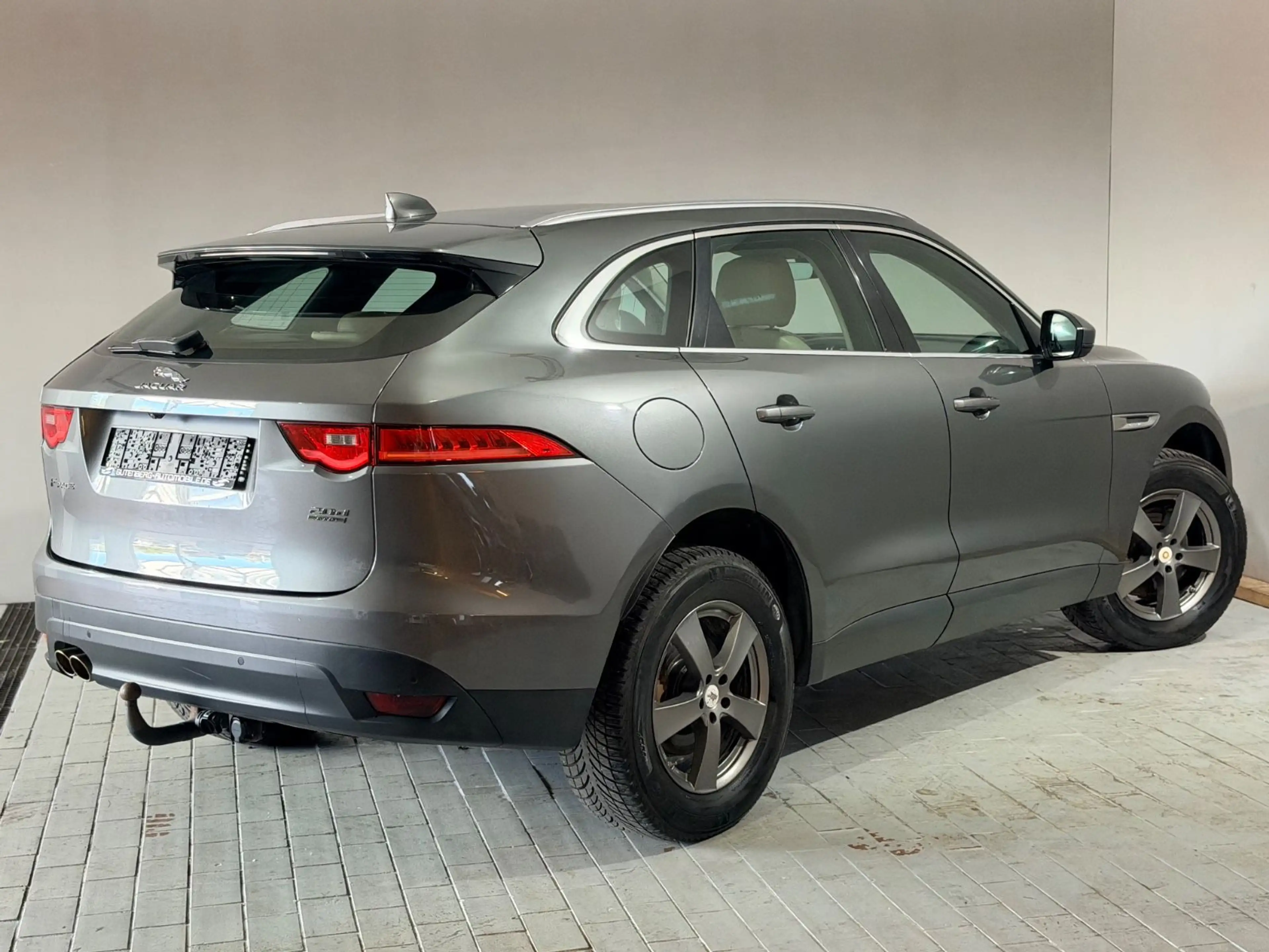 Jaguar F-Pace Allrad Panorama Kamera Meridian Sound — photo 12