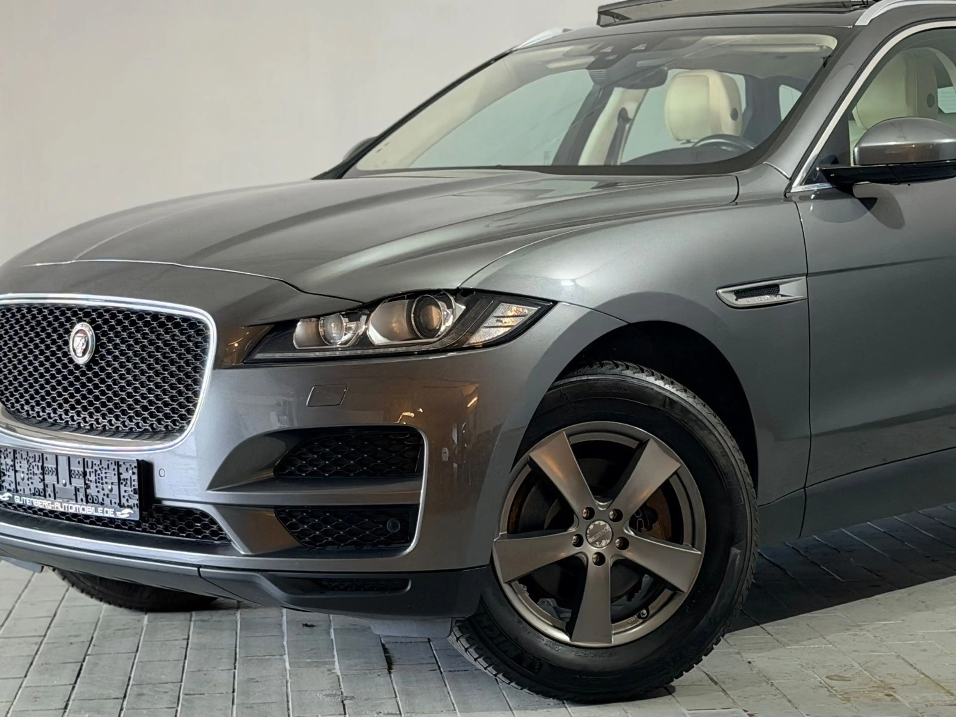 Jaguar F-Pace Allrad Panorama Kamera Meridian Sound — photo 4
