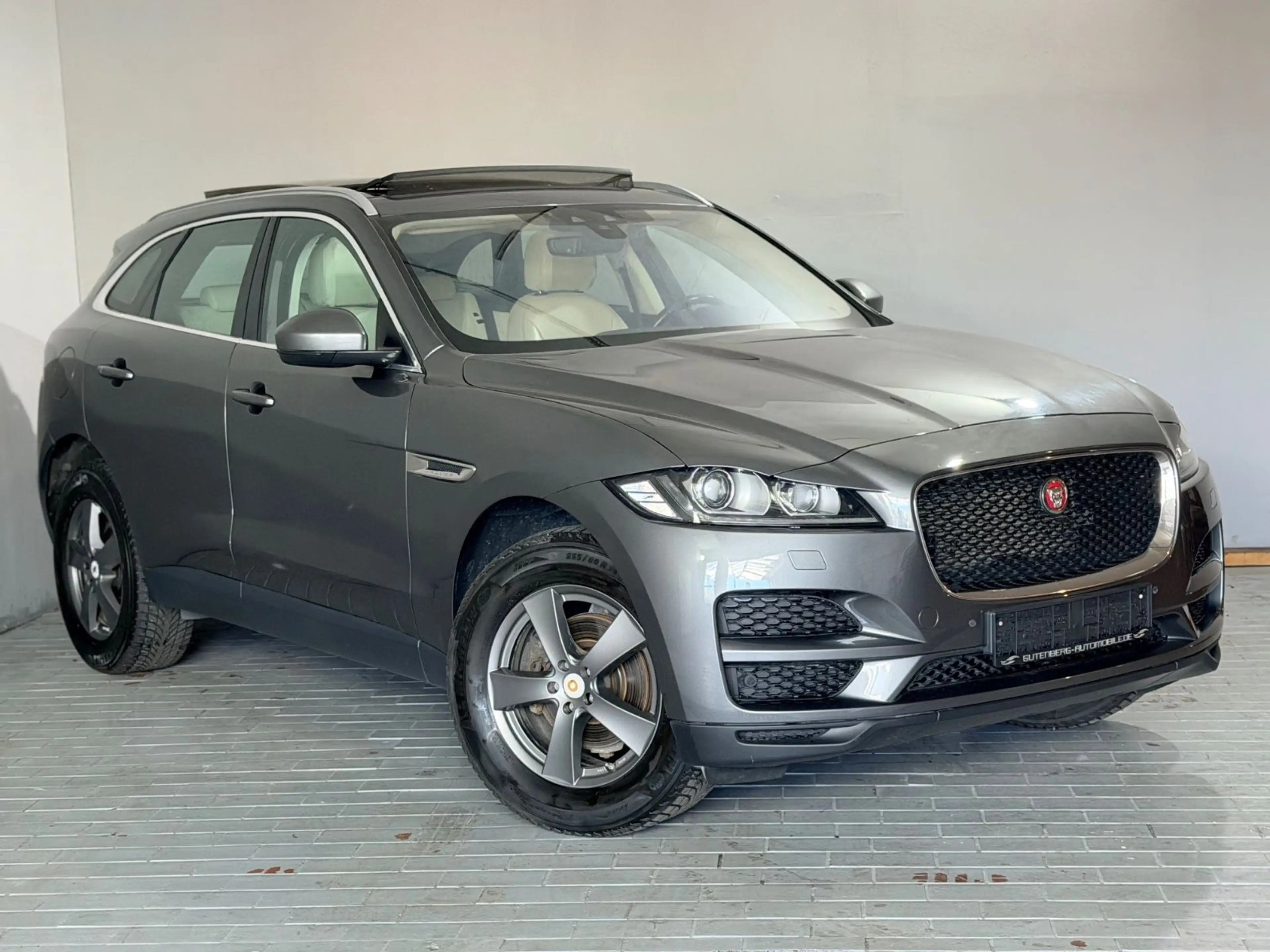 Jaguar F-Pace Allrad Panorama Kamera Meridian Sound — photo 8