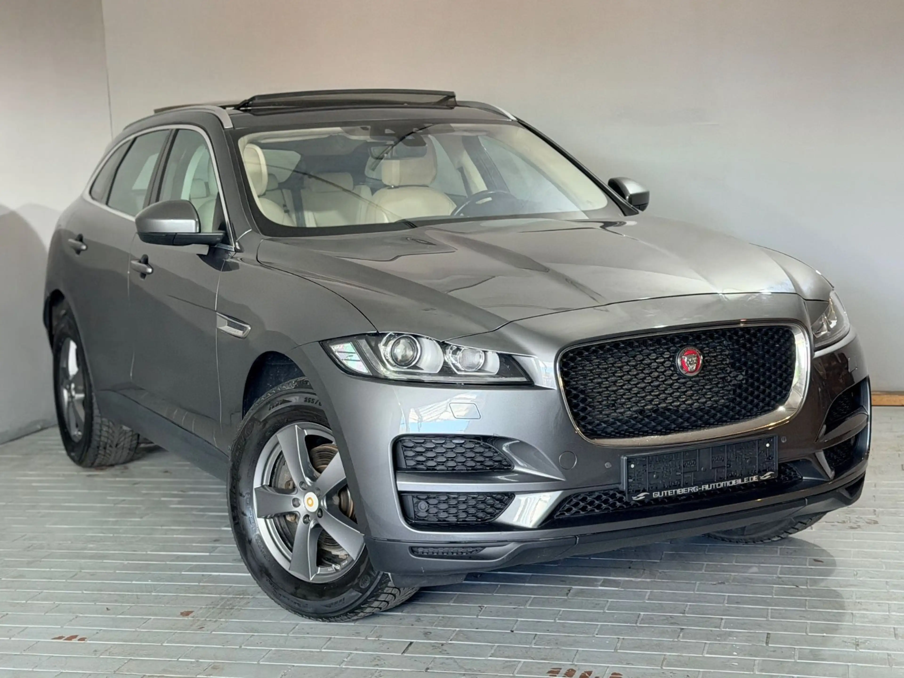 Jaguar F-Pace Allrad Panorama Kamera Meridian Sound — photo 7