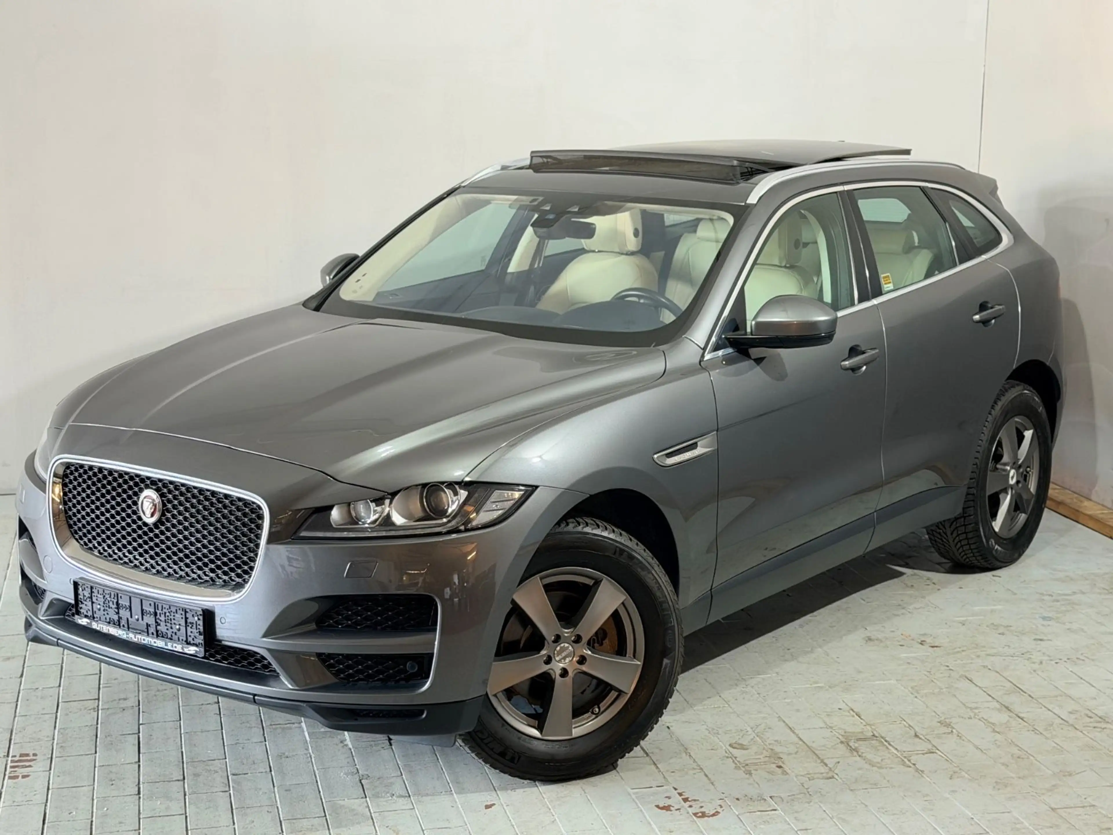 Jaguar F-Pace Allrad Panorama Kamera Meridian Sound — photo 3