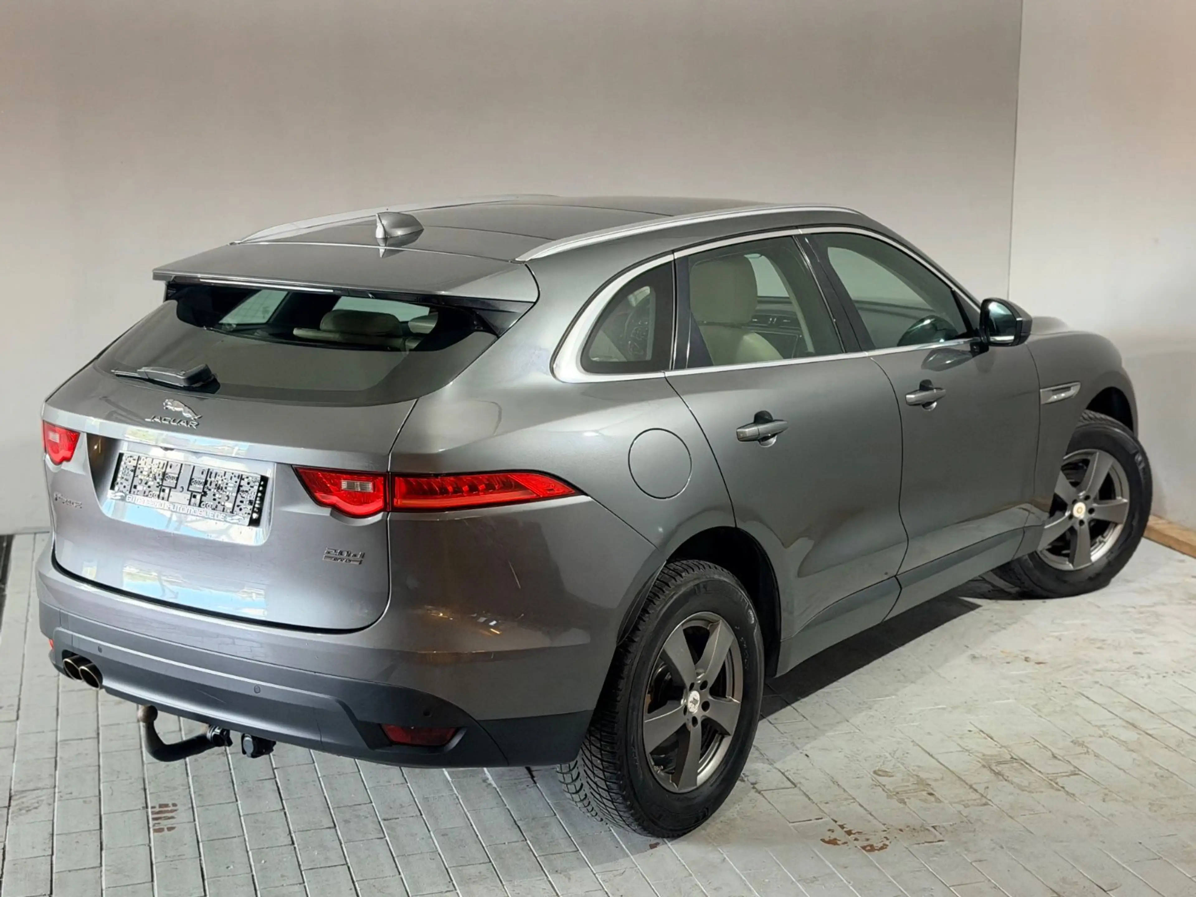 Jaguar F-Pace Allrad Panorama Kamera Meridian Sound — photo 13