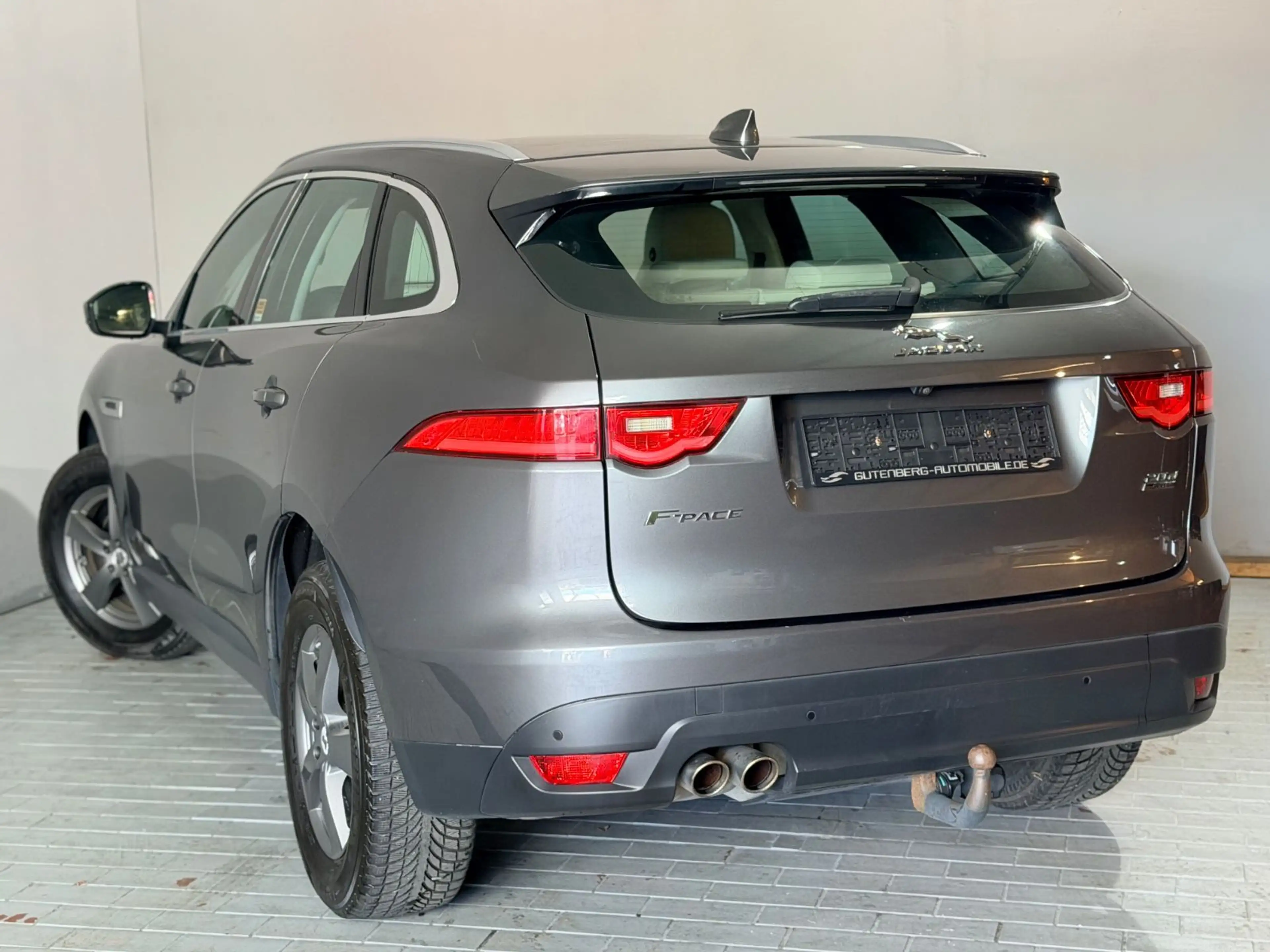 Jaguar F-Pace Allrad Panorama Kamera Meridian Sound — photo 9