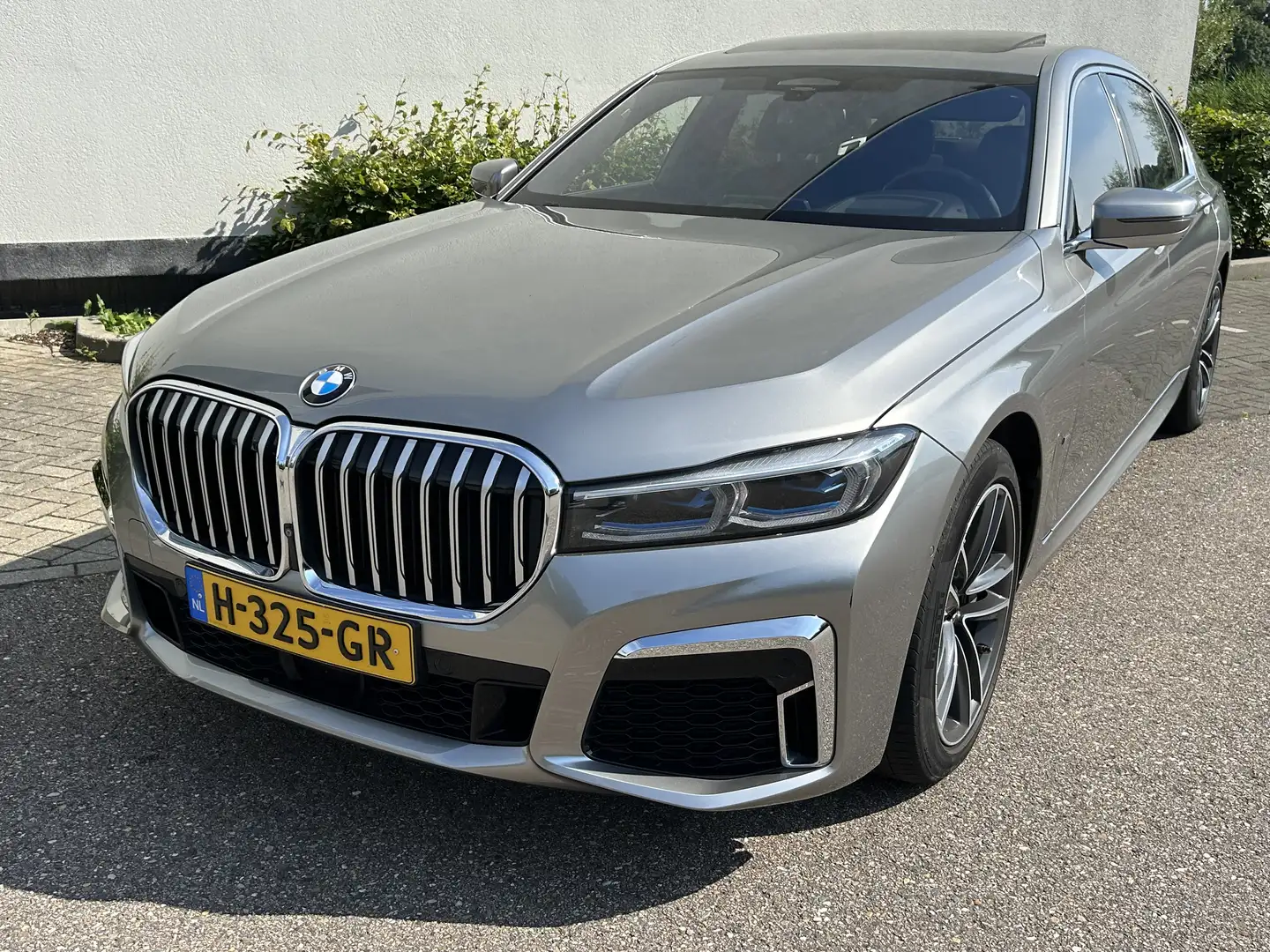 BMW 750 Li xDrive M-pakket, B&W, Schuifkanteldak Grijs - 1