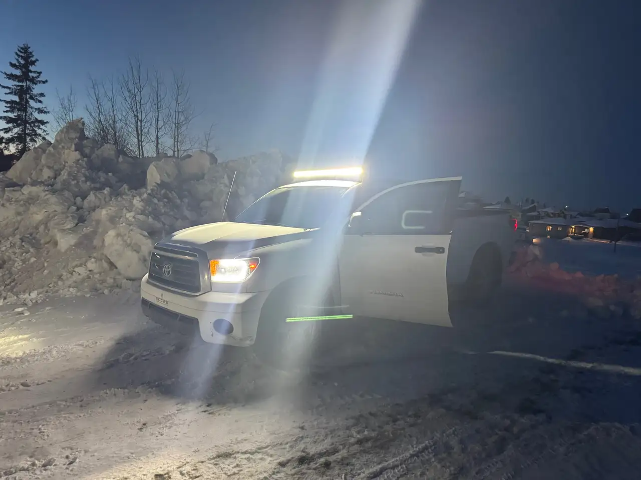 Toyota Tundra снимка Toyota Tundra