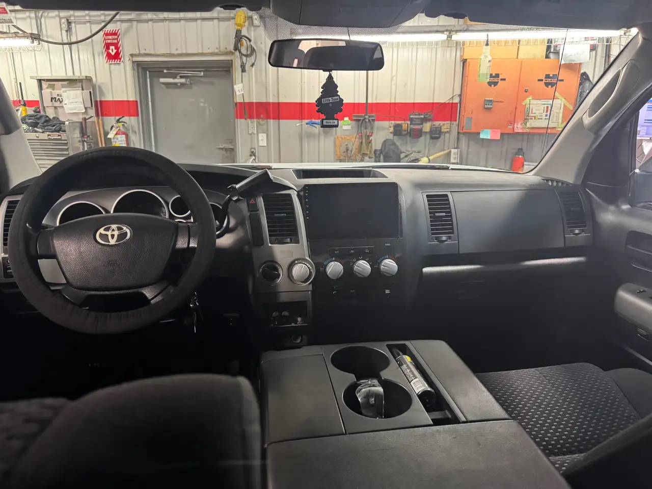 Toyota Tundra снимка Toyota Tundra