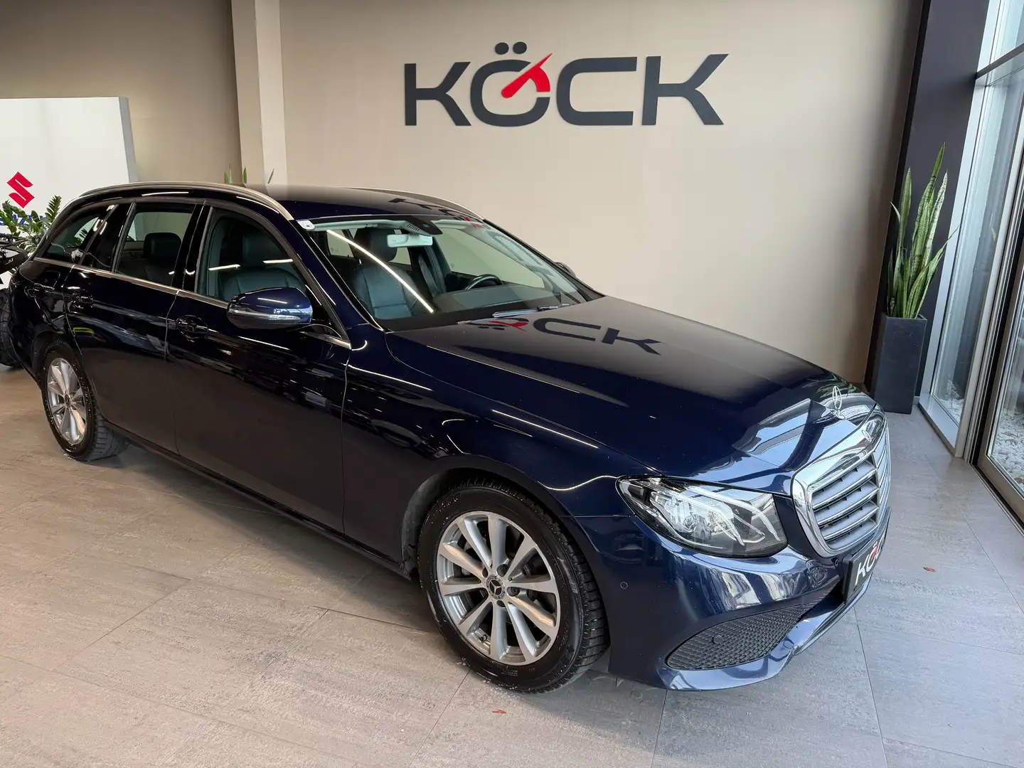 Mercedes-Benz E 220 E 220 d 4Matic Blau - 1