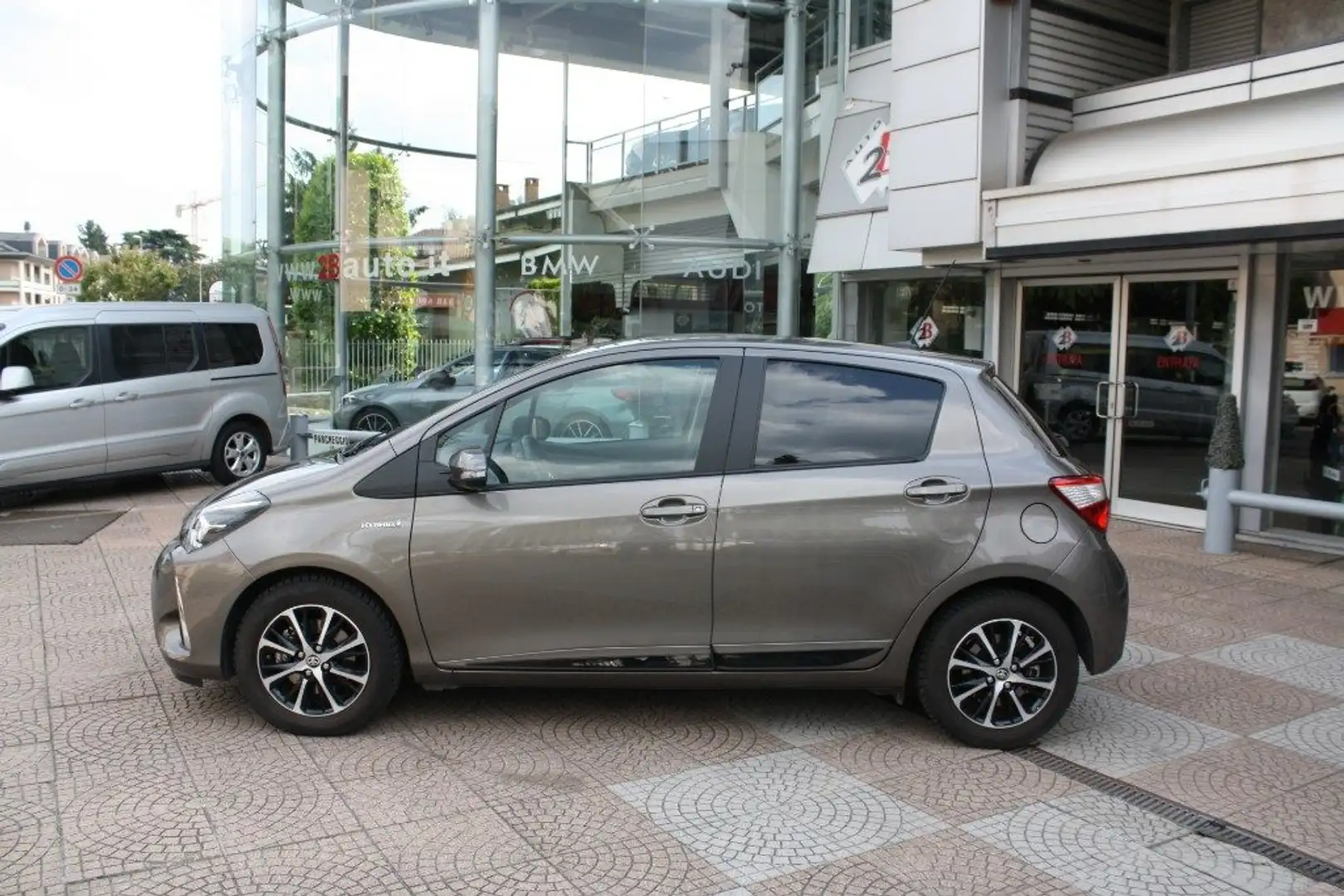 Toyota Yaris 1.5 Hybrid 5 porte Style Gris - 2