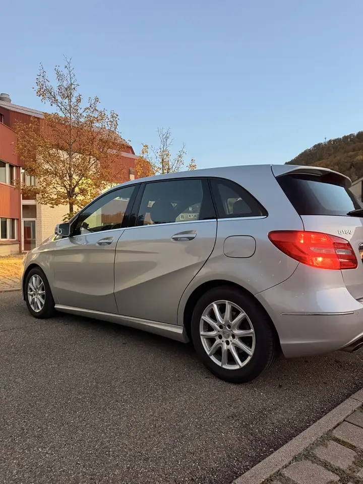 Mercedes-Benz B 180