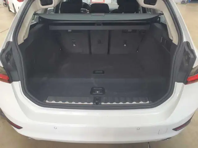 BMW 3 Series view 15