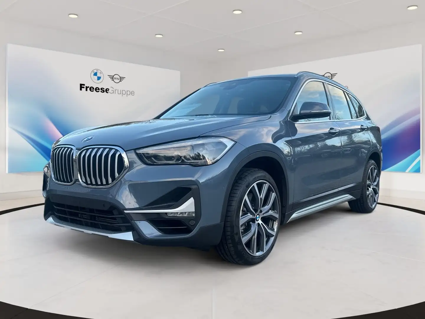 BMW X1 sDrive20i xLine DAB LED Pano.Dach Navi Shz Grau - 1