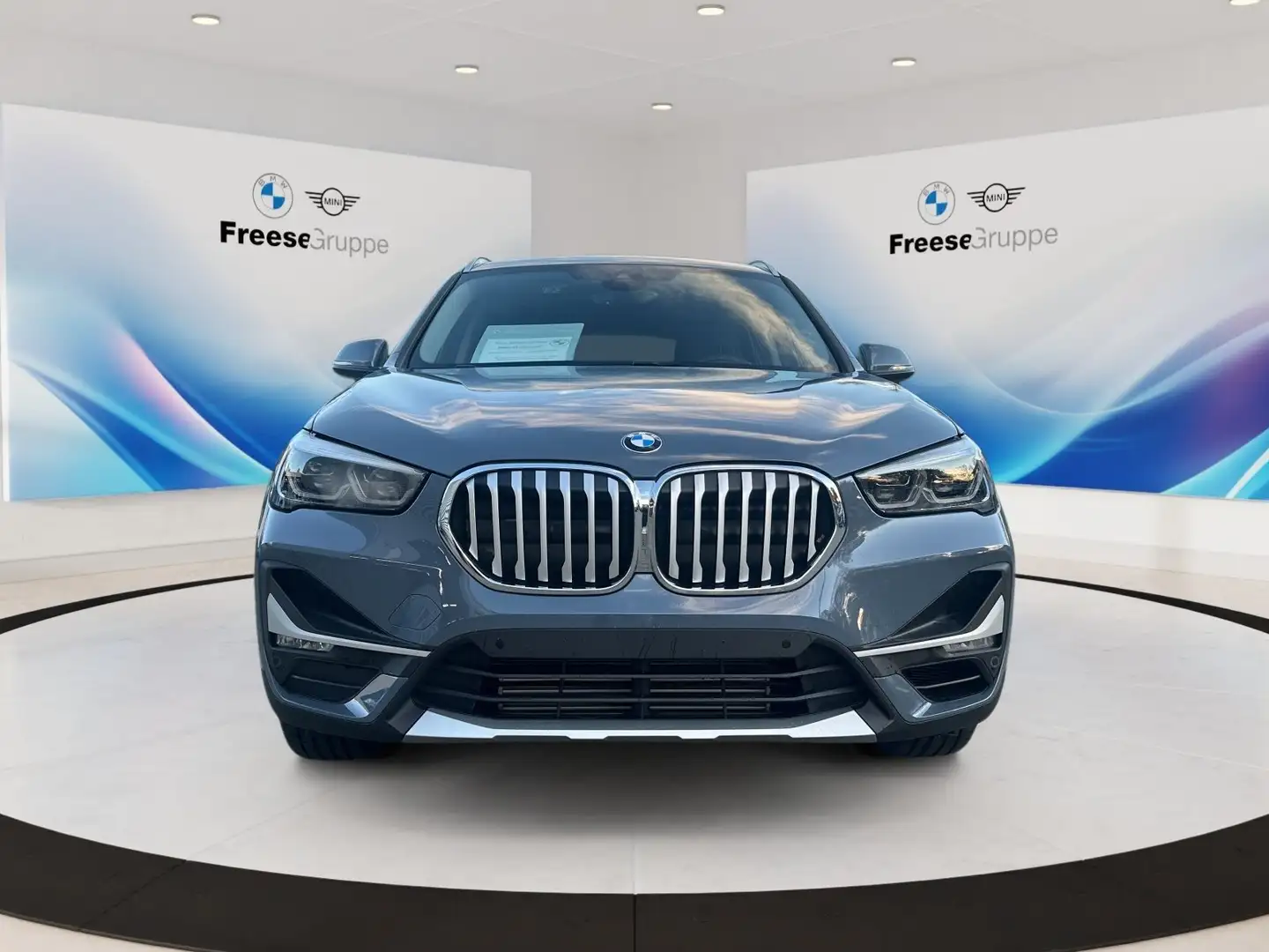 BMW X1 sDrive20i xLine DAB LED Pano.Dach Navi Shz Grau - 2
