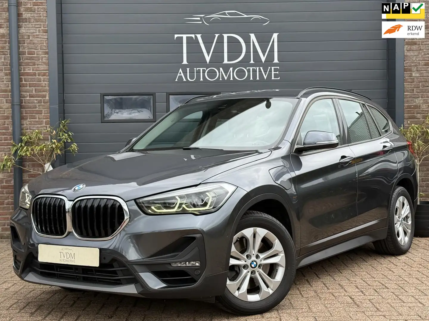 BMW X1 XDrive25e Executive|TREKHAAK|NAVI|CLIMATE|LED|CRUI Grijs - 1