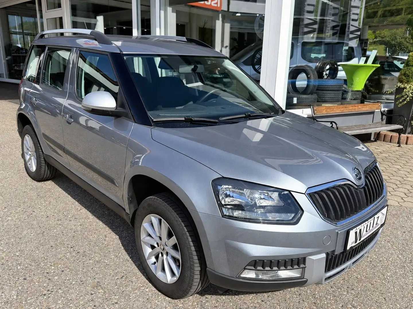 Skoda Yeti 2.0 TDI SCR Ambition Outdoor – 8-fach bereift, AHV Grau - 1