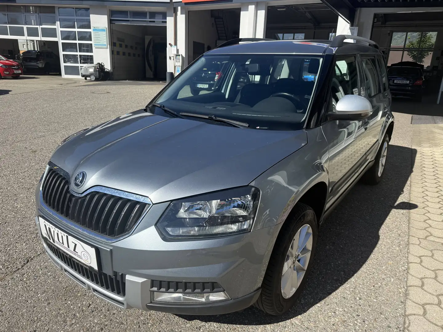 Skoda Yeti 2.0 TDI SCR Ambition Outdoor – 8-fach bereift, AHV Grau - 2