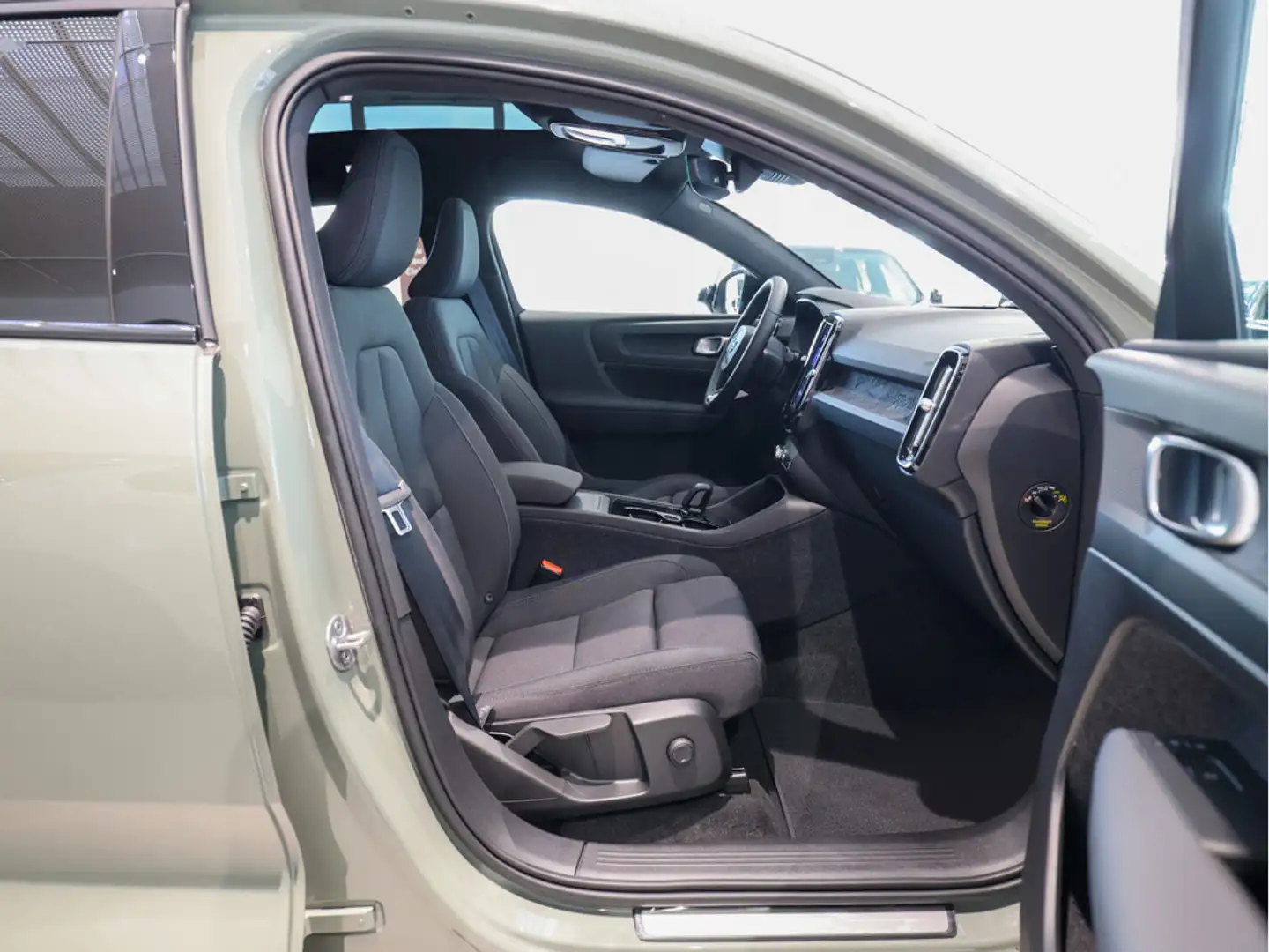 Volvo C40 Twin Motor AWD Plus STANDHZ LED AHK PANO Verde - 2