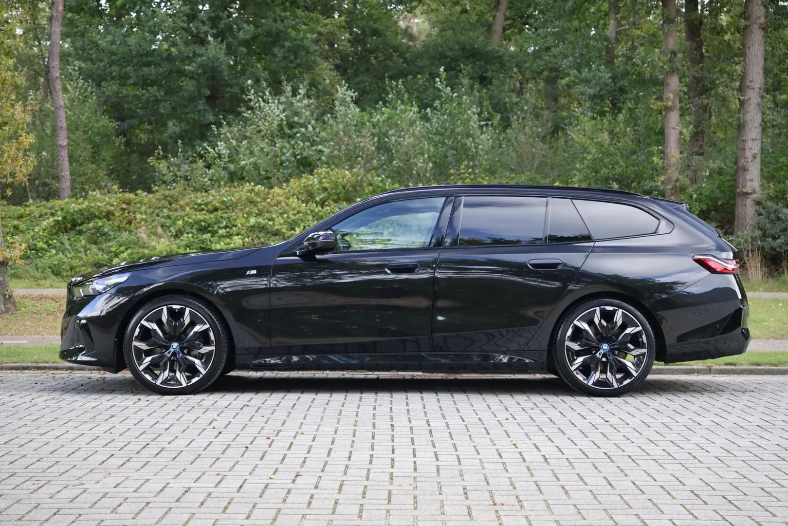 BMW 540 5-serie Touring 540d xDrive M-sport | Pano | HUD | Zwart - 2