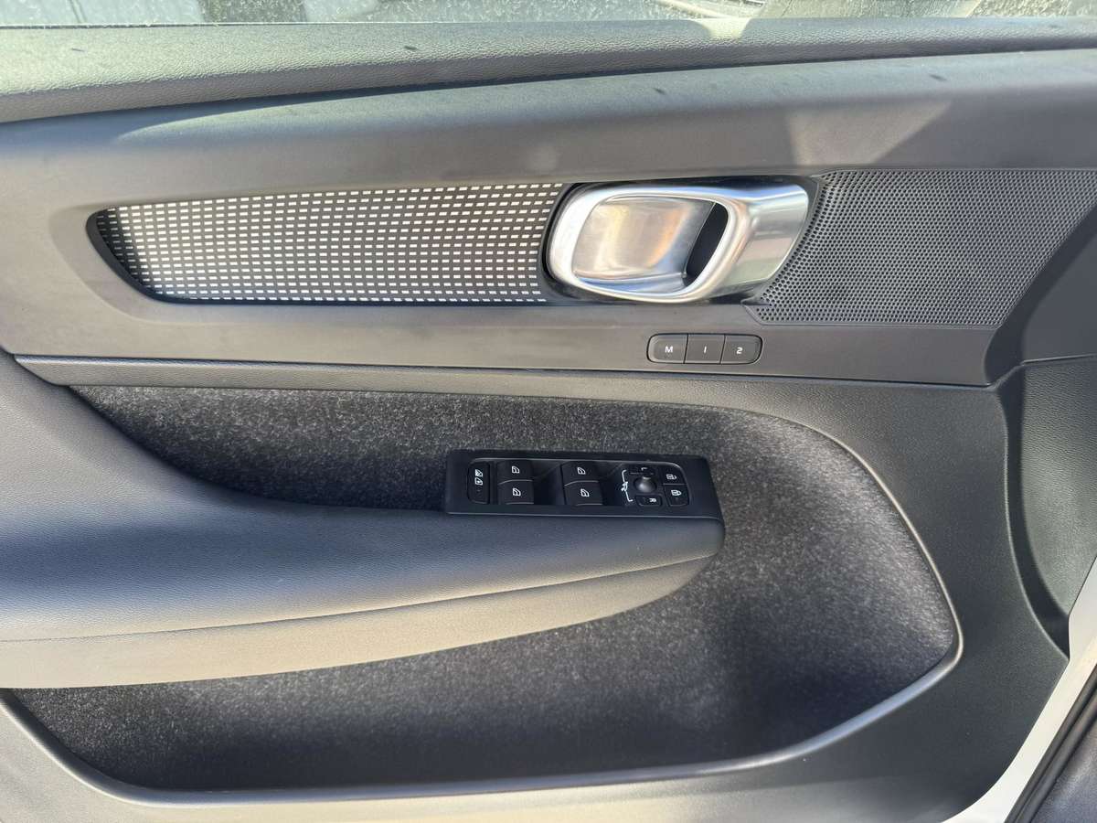 2019 Volvo XC40 R Design thumb 17