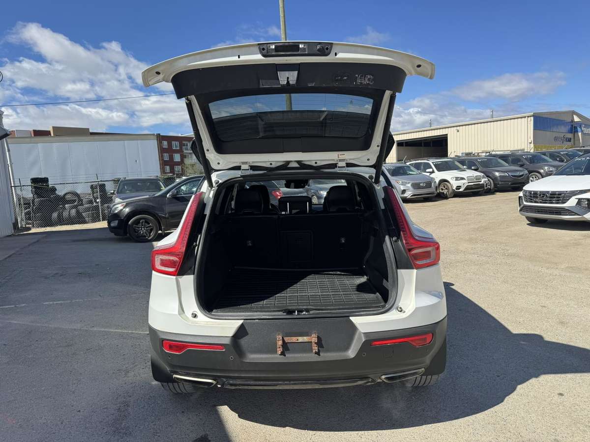 2019 Volvo XC40 R Design alt 4