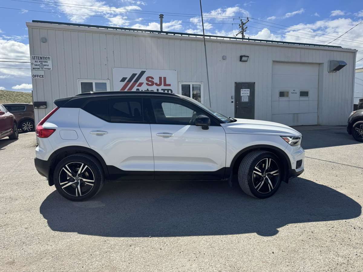 2019 Volvo XC40 R Design alt 2