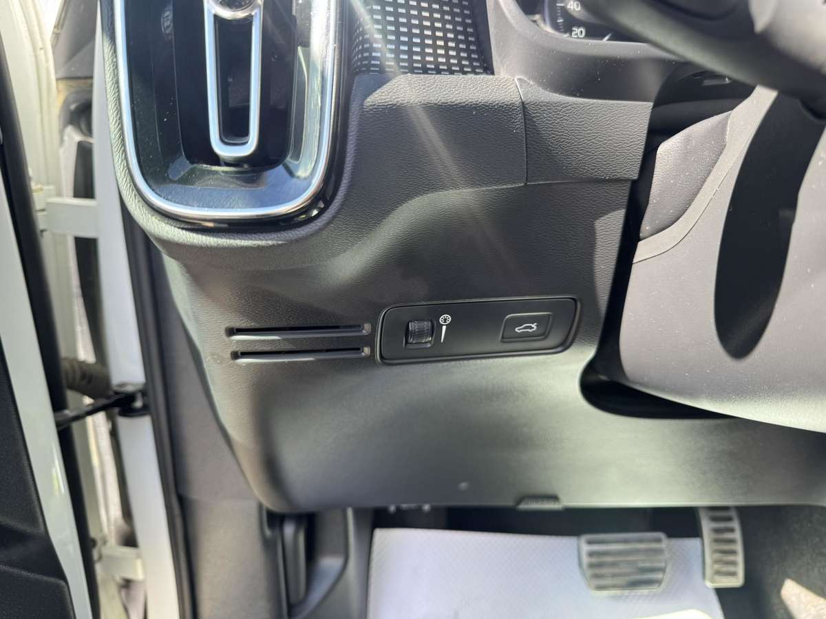 2019 Volvo XC40 R Design thumb 16