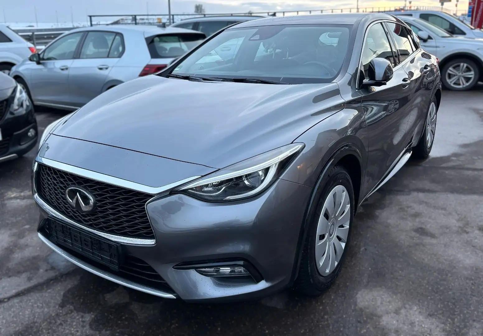 Infiniti Q30 1.5d FWD Sport Gris - 1