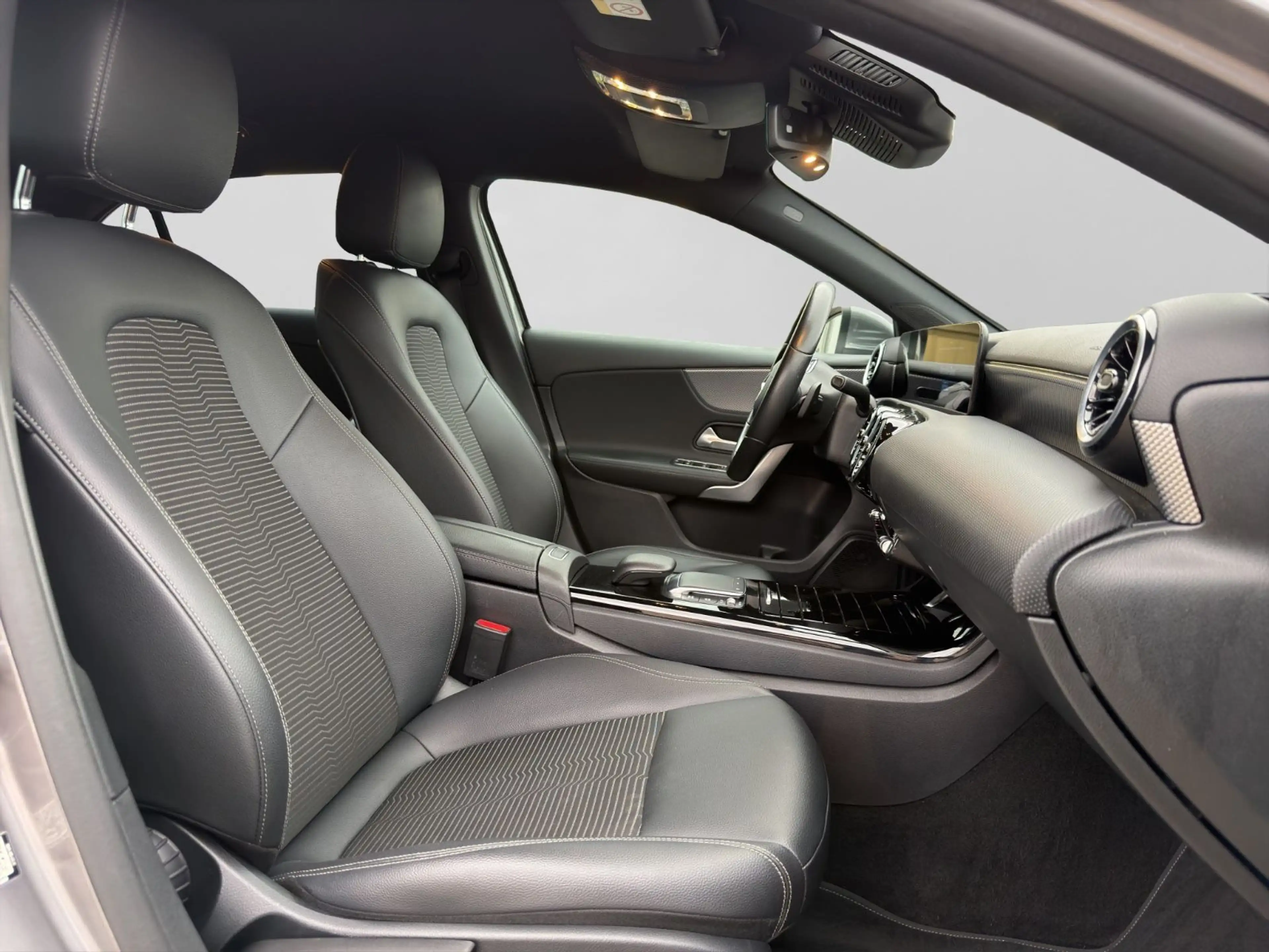 Mercedes-Benz A 180 High Performance MBUX PDC DAB Keyless GO — photo 11