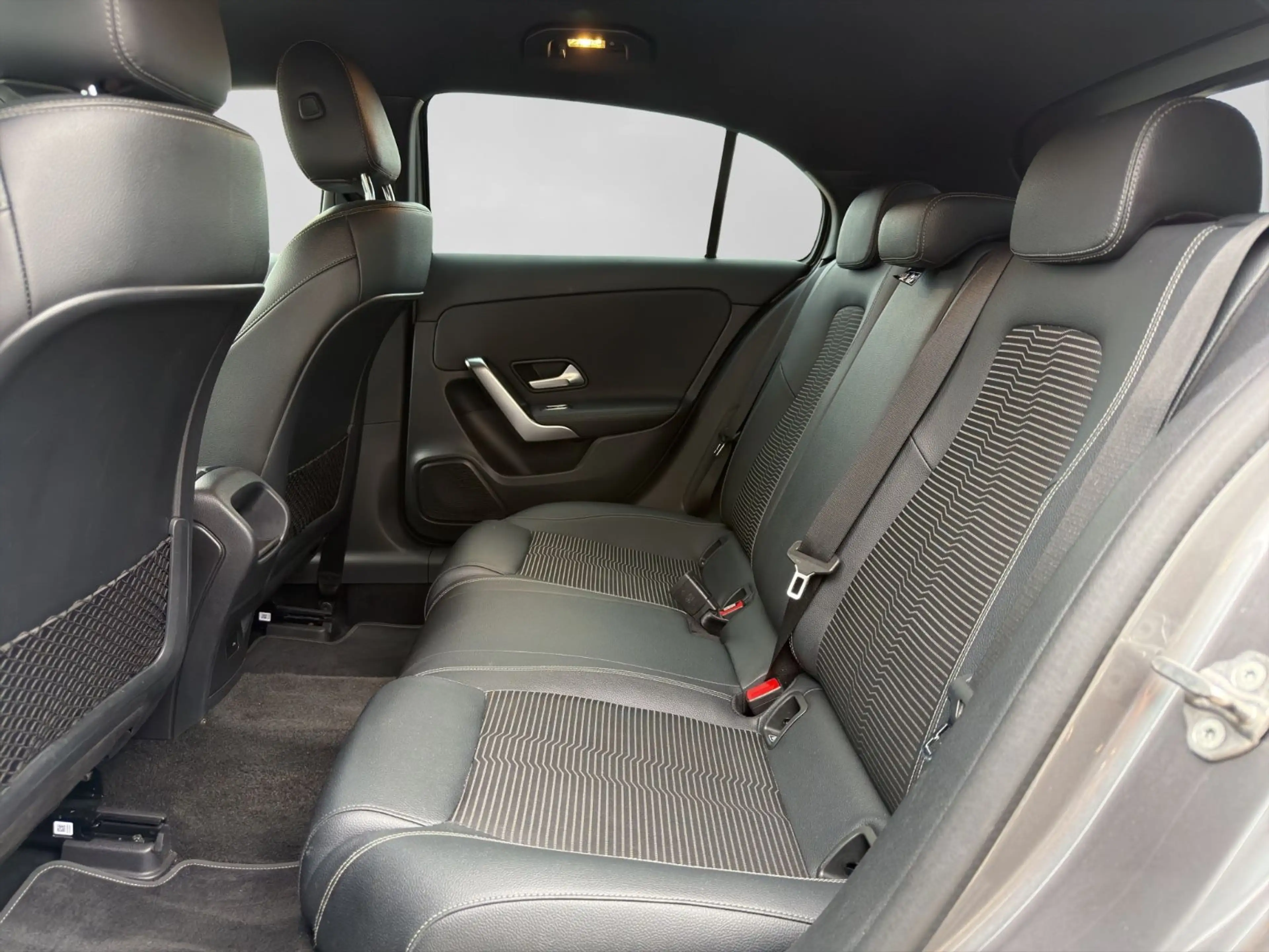 Mercedes-Benz A 180 High Performance MBUX PDC DAB Keyless GO — photo 10