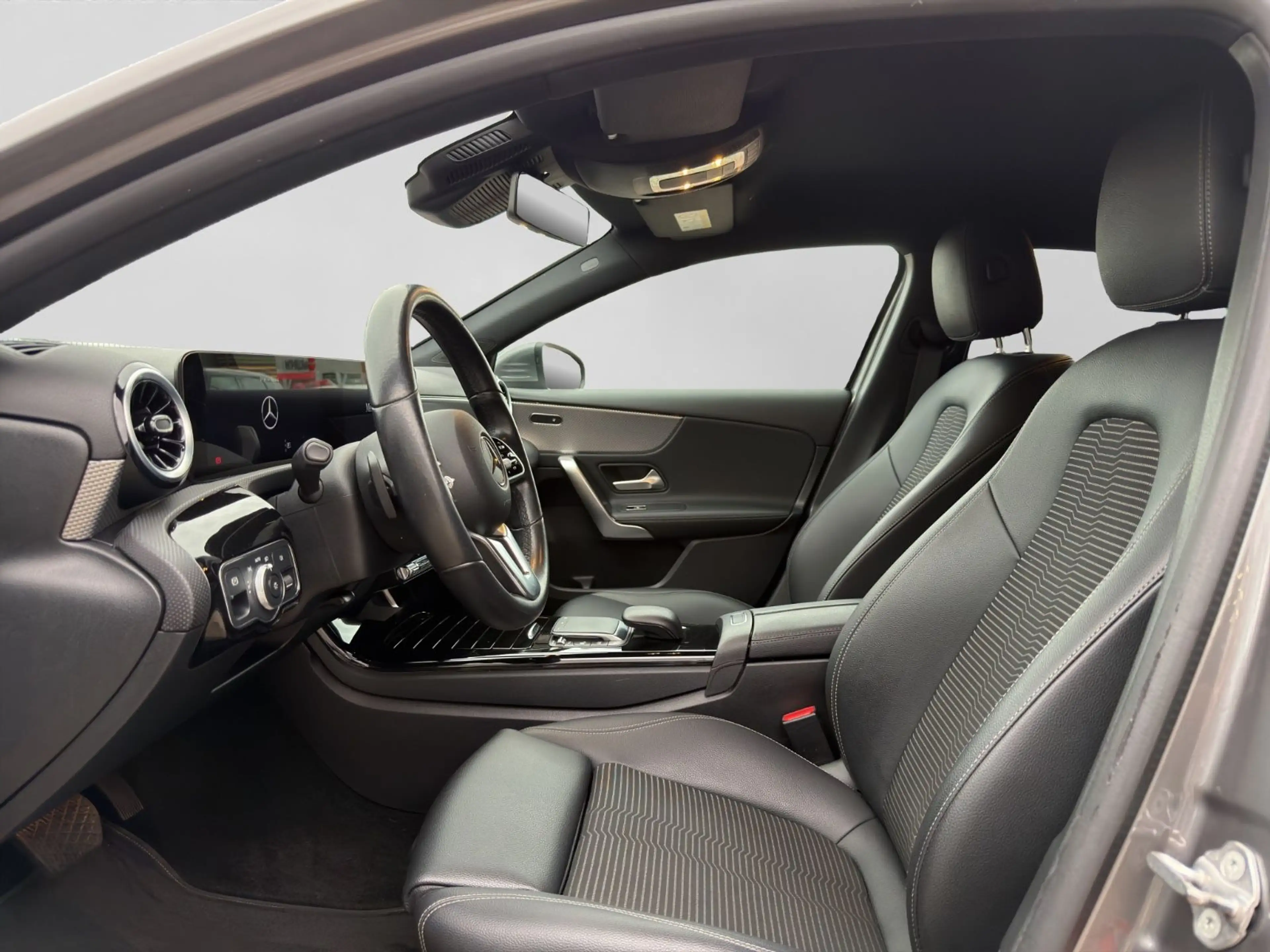 Mercedes-Benz A 180 High Performance MBUX PDC DAB Keyless GO — photo 9