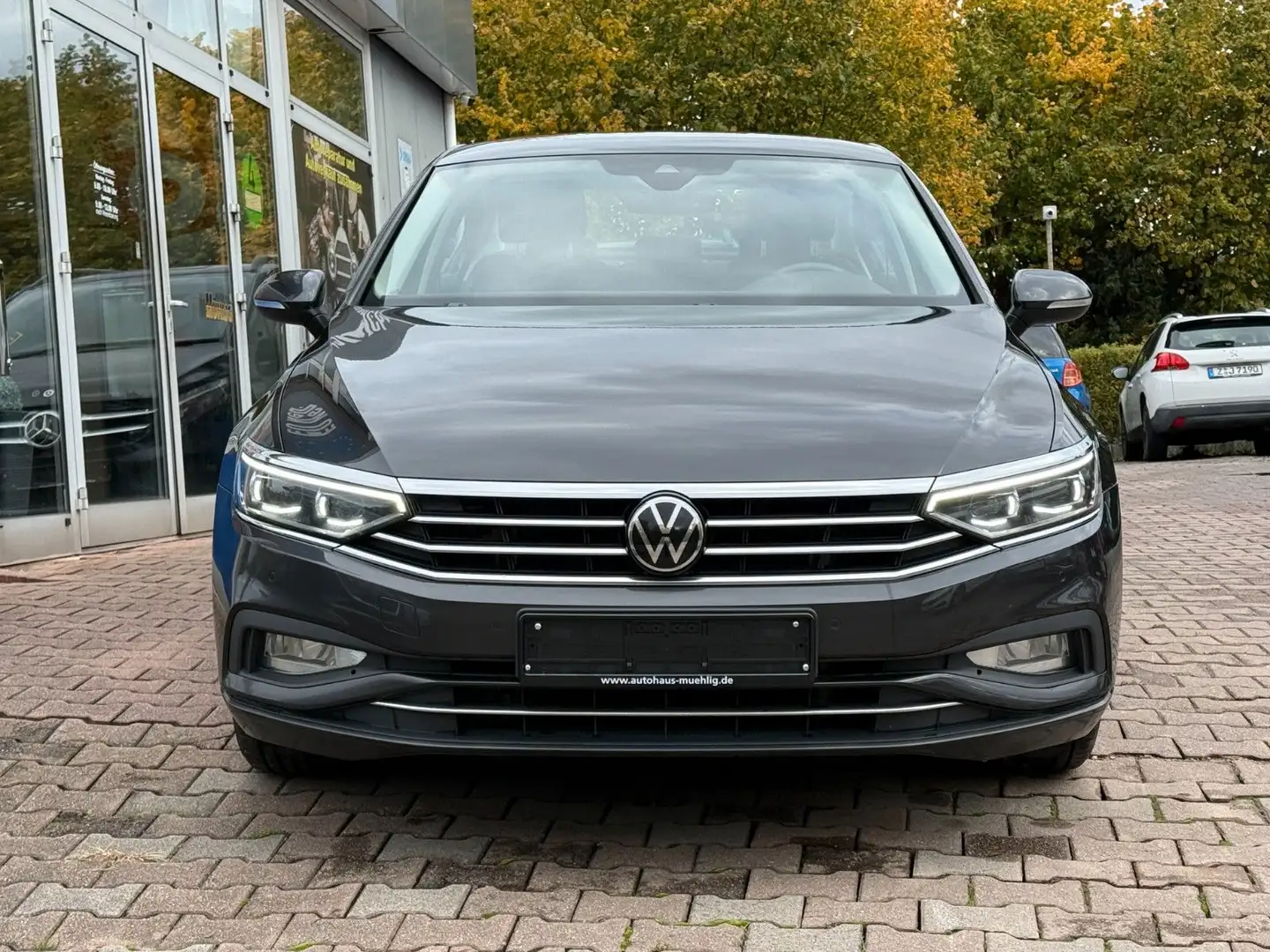 Volkswagen Passat Lim. Business Grau - 2