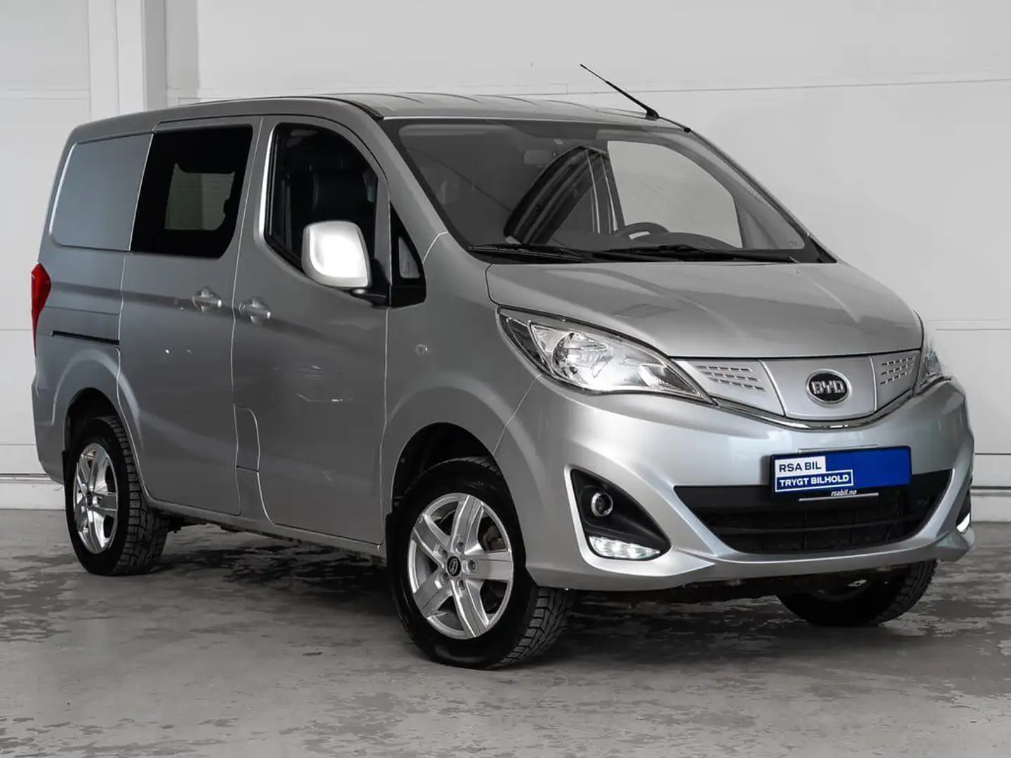 BYD ETP3 Stříbrná - 1