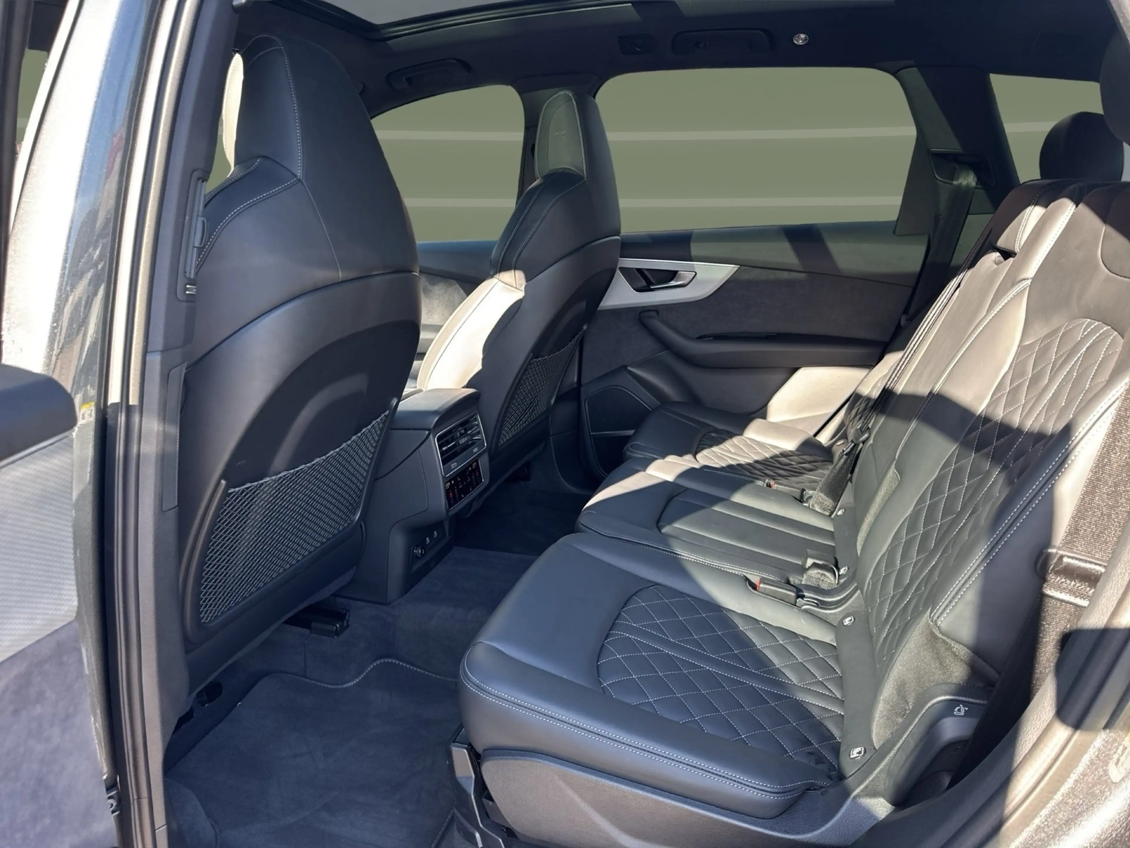 Audi SQ7 TFSI AHK HD-MATRIX Memory PANO B&O HuD 22" — photo 14