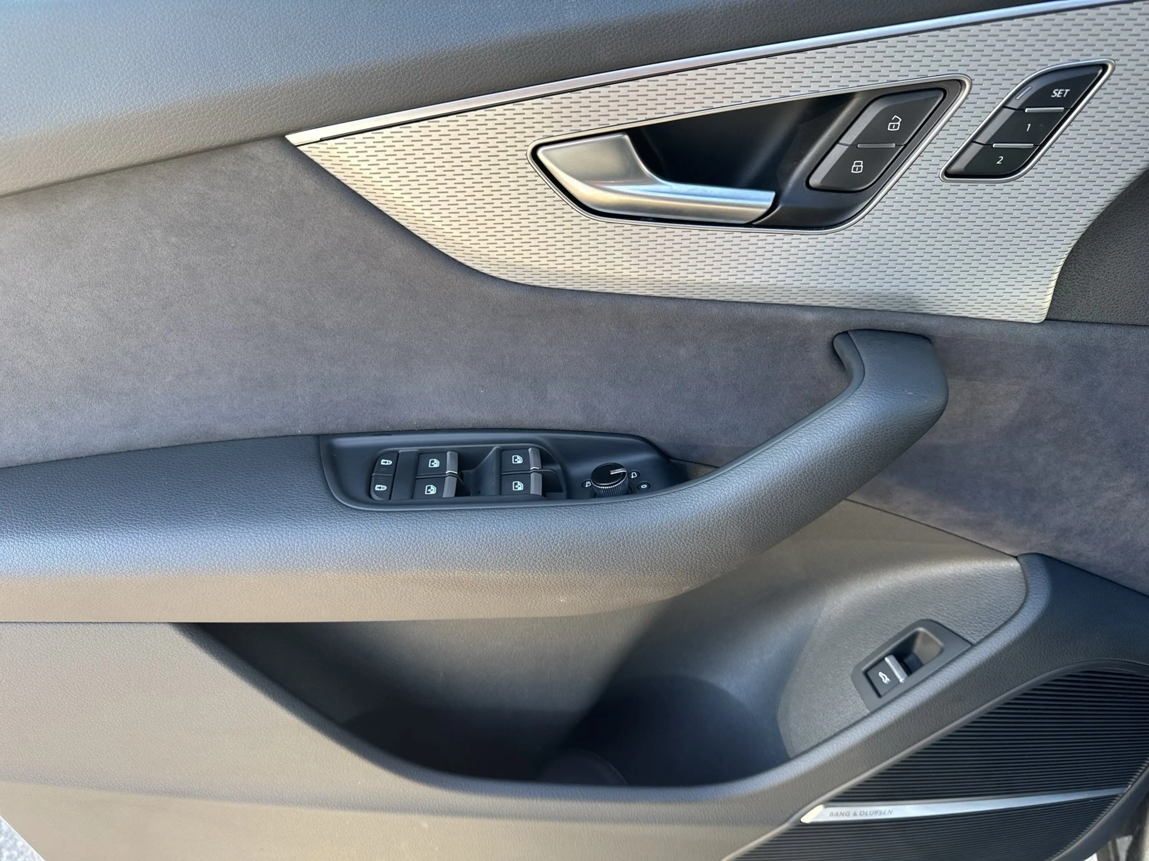 Audi SQ7 TFSI AHK HD-MATRIX Memory PANO B&O HuD 22" — photo 15